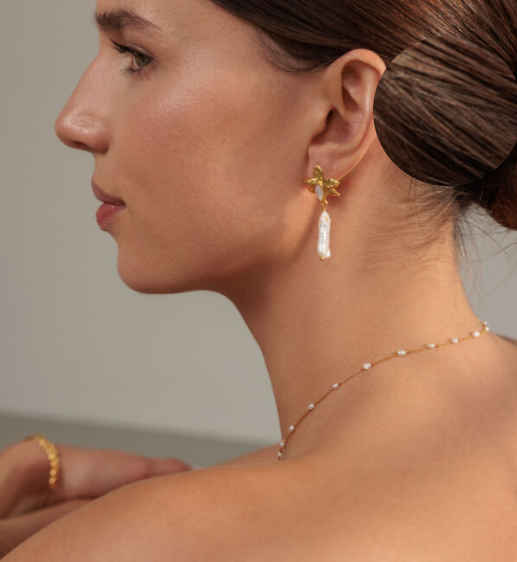 Frau mit Schmuck