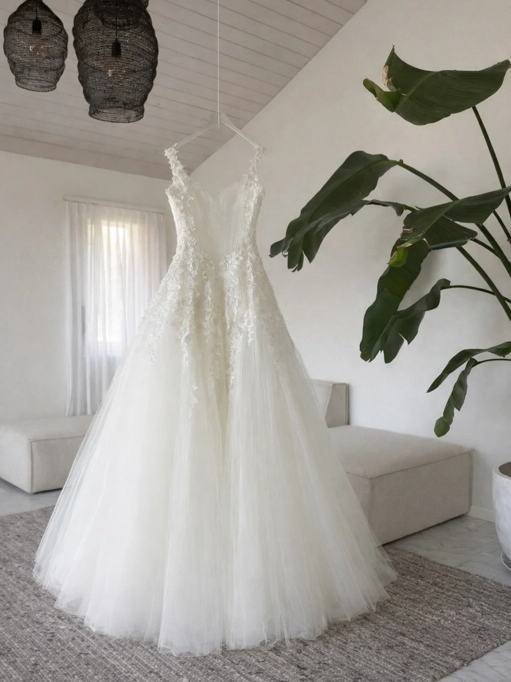 ✨ Prinzessinnen-Brautkleid &ndash; romantisch, luftig &amp; nearly new ✨

Dieses Kleid ist pure M&auml;rchenromantik. Das fein gearbeitete Oberteil mit zarten floralen Applikationen geht fliessend in einen volumin&ouml;sen, weich fallenden T&uuml;llr