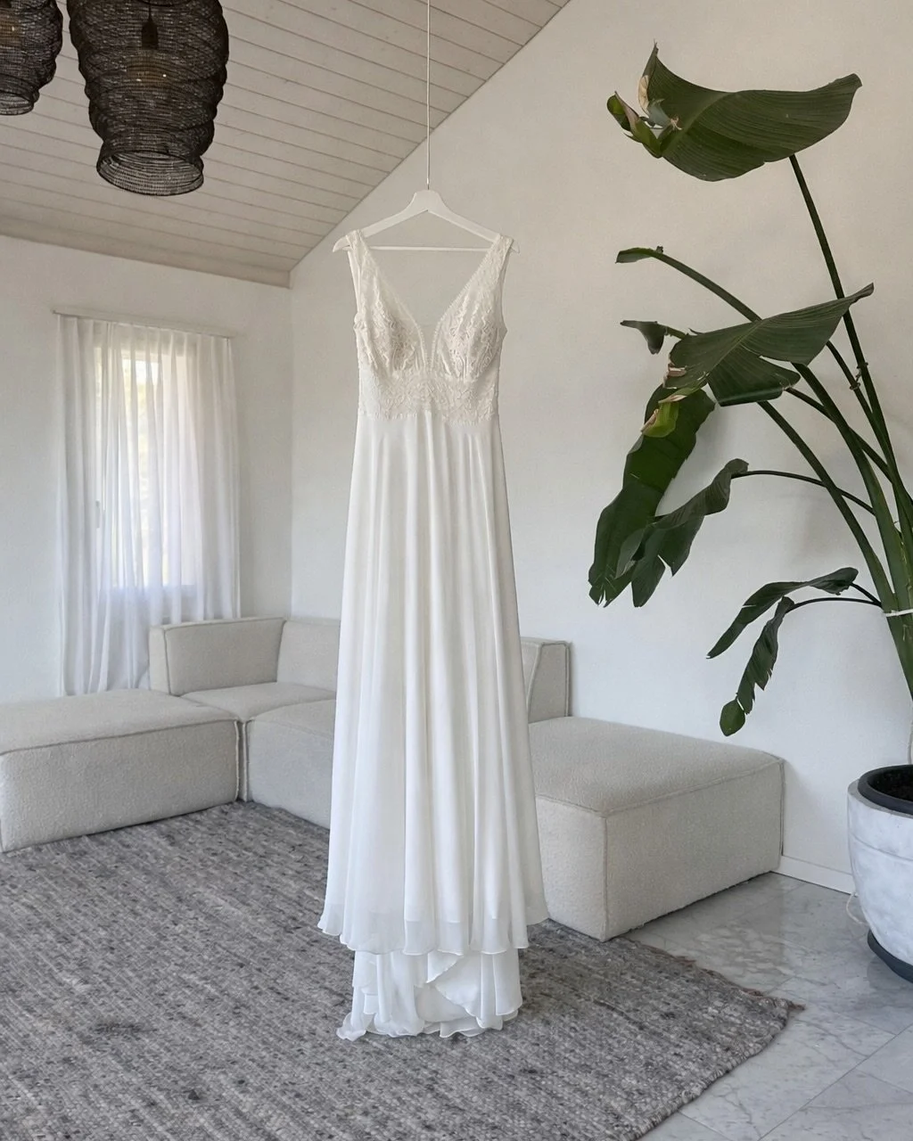 ✨ Brautkleid &ndash; klar, schlicht &amp; nearly new ✨

Vivienne &uuml;berzeugt mit einer klaren, zeitlosen &Auml;sthetik und einer wunderbar ruhigen Ausstrahlung. Die schlichte Linienf&uuml;hrung l&auml;sst dem Design Raum zu wirken, w&auml;hrend de
