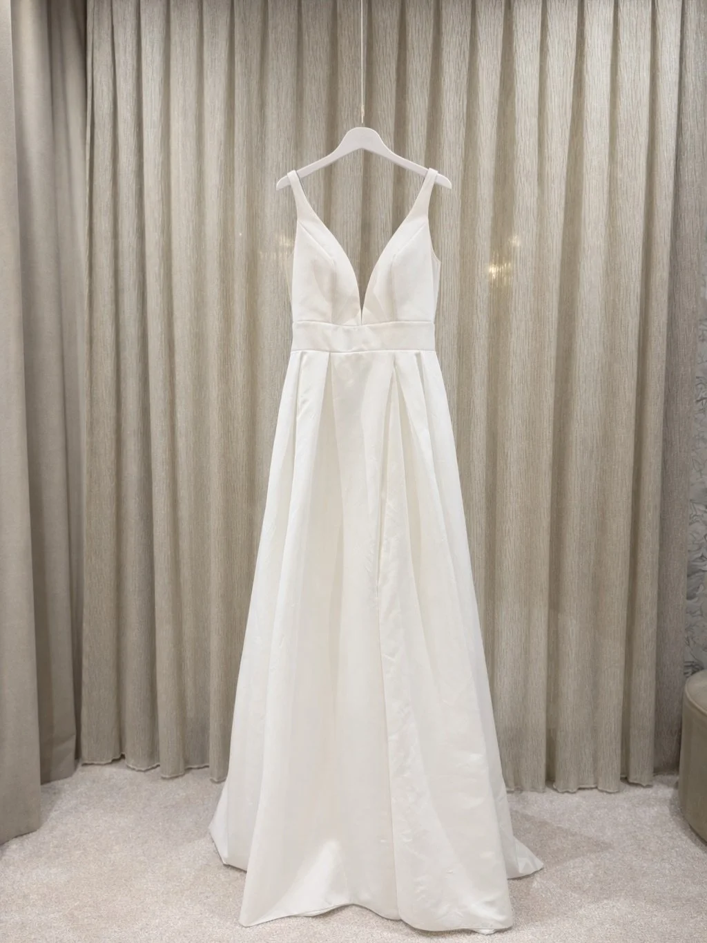 ✨ Blanche &ndash; moderne Eleganz in ihrer reinsten Form ✨

Manchmal braucht es keine Spitze.
Keine Perlen.
Kein Glitzer.

Nur eine perfekte Silhouette.

Dieses wundersch&ouml;ne Kleid von Blanche steht f&uuml;r zeitlose Klarheit und pure, selbstbewu