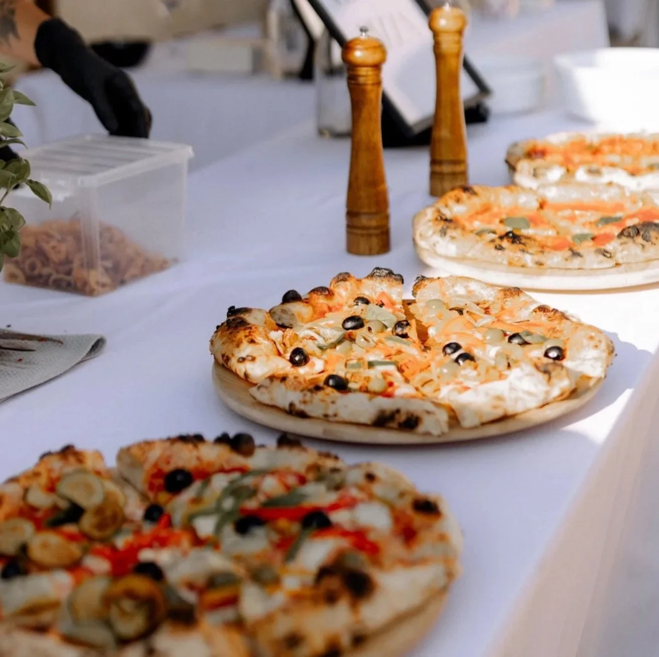 Hey Foodie 🤍

Gutes Essen darf in ausgelassener Stimmung nicht fehlen.
Es ist das T&uuml;pfelchen auf dem i.
Das Detail, das aus einem sch&ouml;nen Event ein echtes Fest macht.

Und genau deshalb stehen vor der Sch&uuml;&uuml;r zum Hirschpark drei h