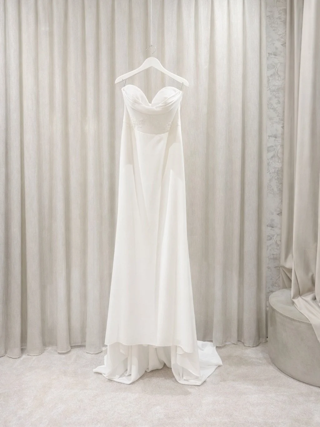 ✨ Vera Wang &middot; zeitlose Eleganz in ihrer reinsten Form 🤍

Manchmal braucht ein Kleid nicht viel.
Nur eine perfekte Linie, ein fliessender Stoff und die Handschrift einer der ikonischsten Designerinnen der Brautmode.

Dieses wundersch&ouml;ne V