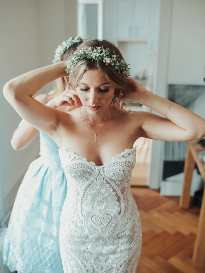✨ From Bride to Bride ✨

Dieses aussergew&ouml;hnliche Kleid durfte bereits einen unvergesslichen Hochzeitstag begleiten &ndash; voller Emotionen, Liebe und wundersch&ouml;ner Momente.

Ein Couture-Kleid von Leah Da Gloria, das Eleganz und Handwerksk
