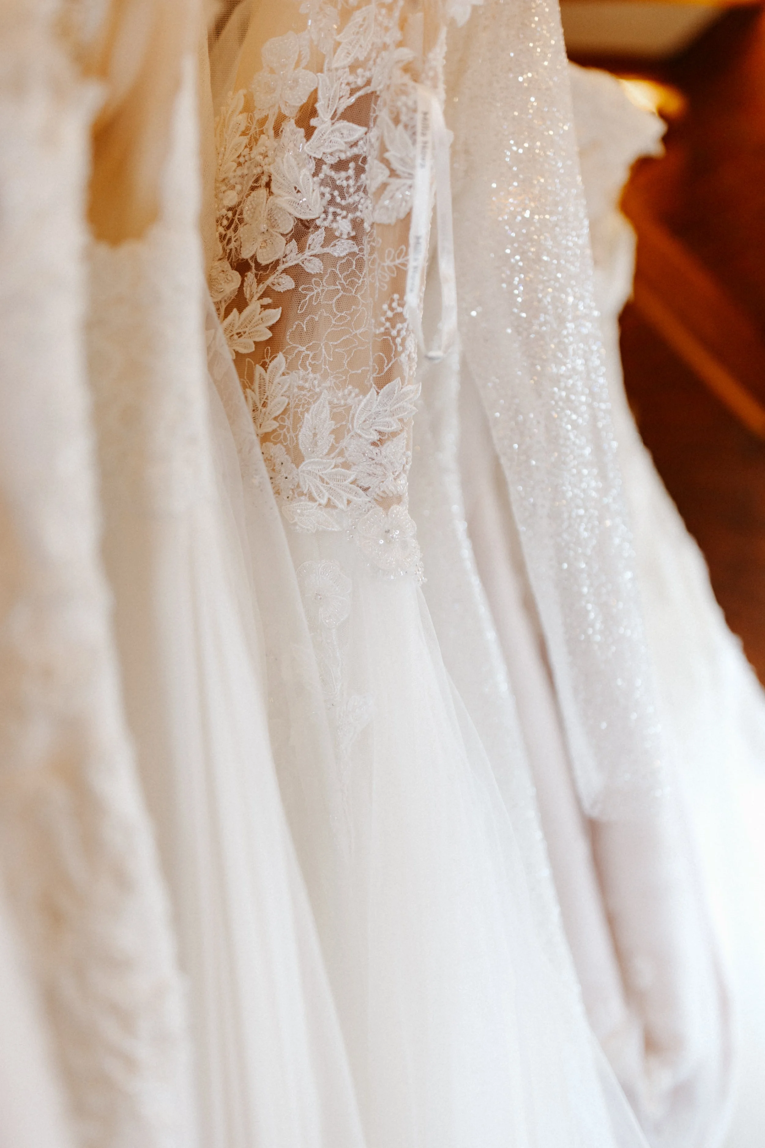 Nahtlose weiße Brautkleidung mit Spitze und glitzerndem Stoff