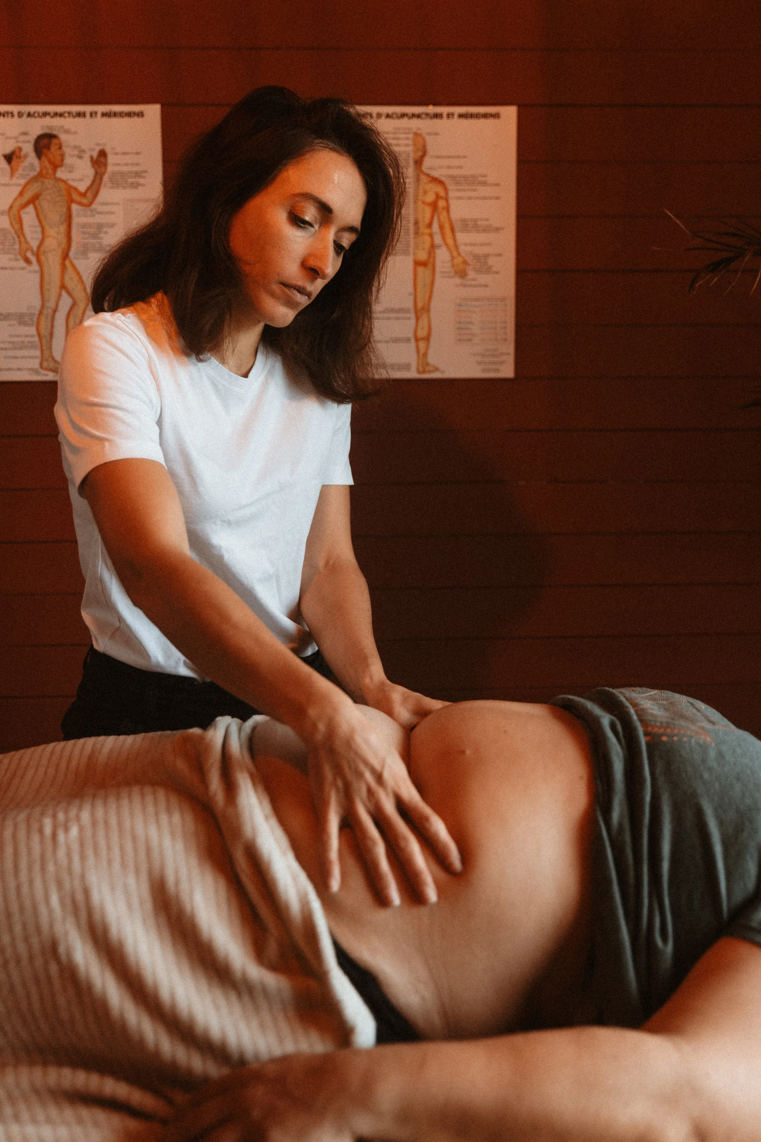 marie praticienne en mtc medecine traditionnelle chinoise à annecy fait un soin bien être