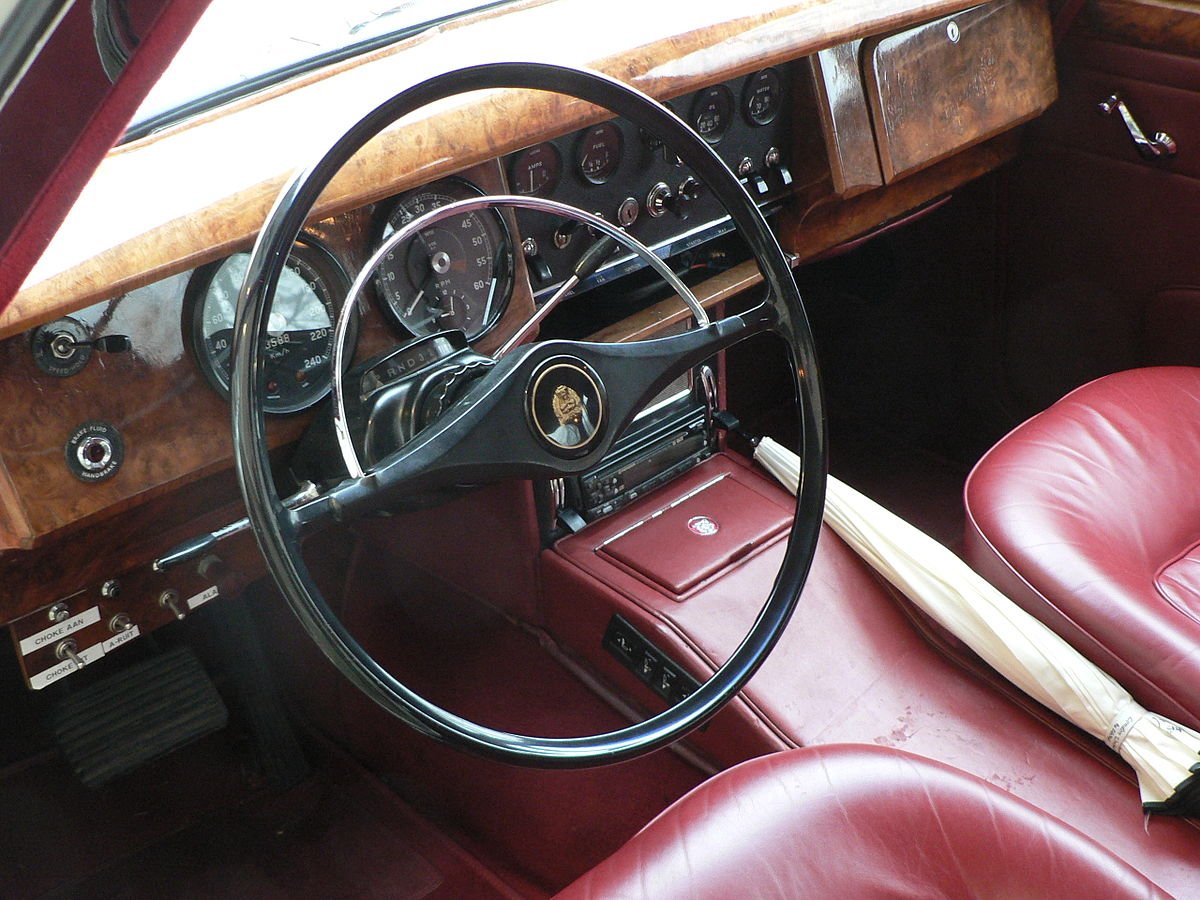 Vintage Jaguar Mark 2 interior photographed by Niels de Wit, Wikimedia Commons.