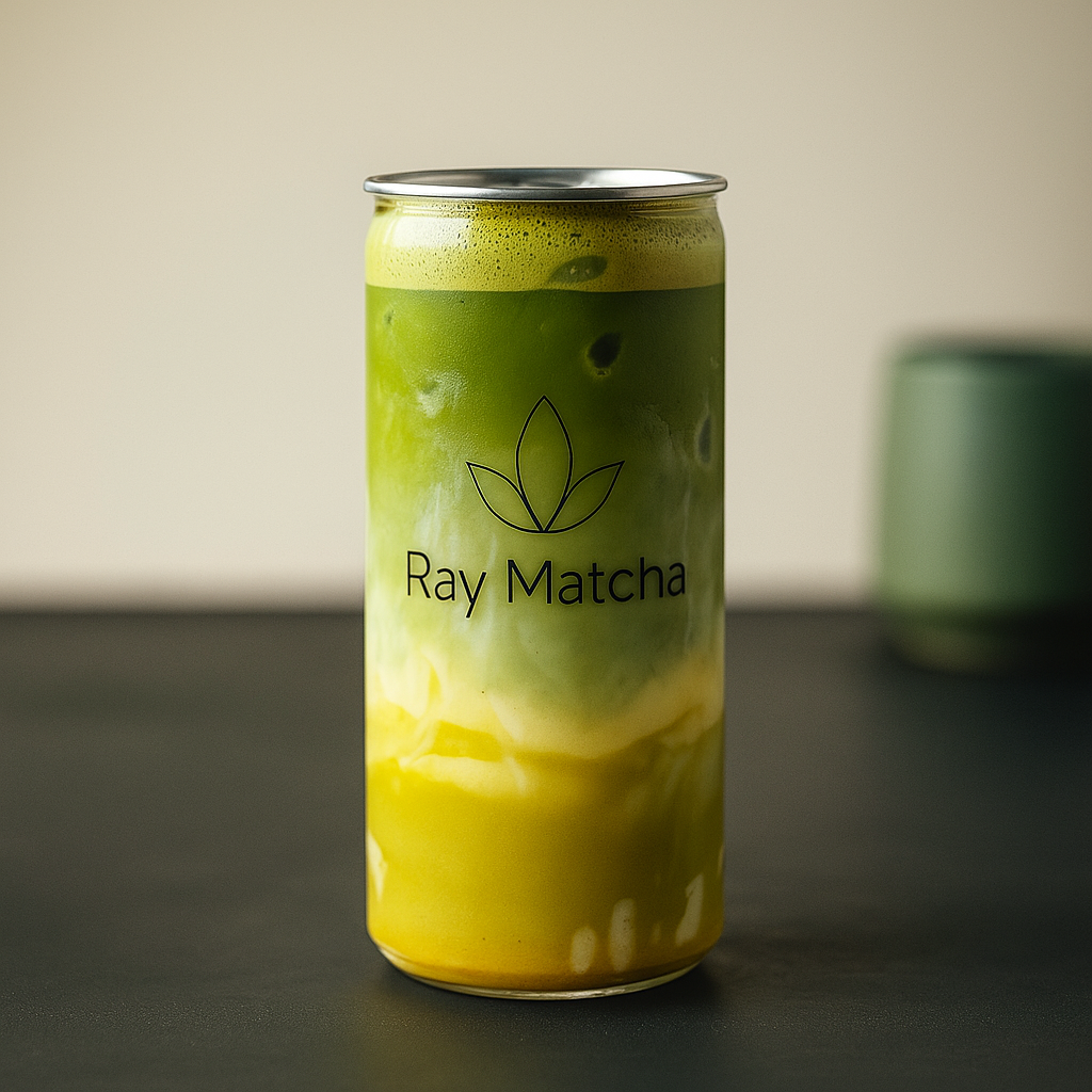 Dosengetränk mit grünem Matcha und gelbem Fruchtsaft, Beschriftung Ray Matcha.