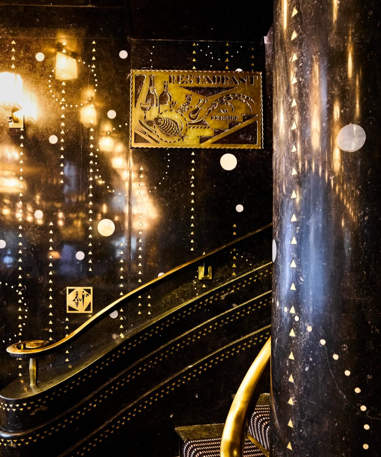 Prunier Paris Restaurant Decor.png