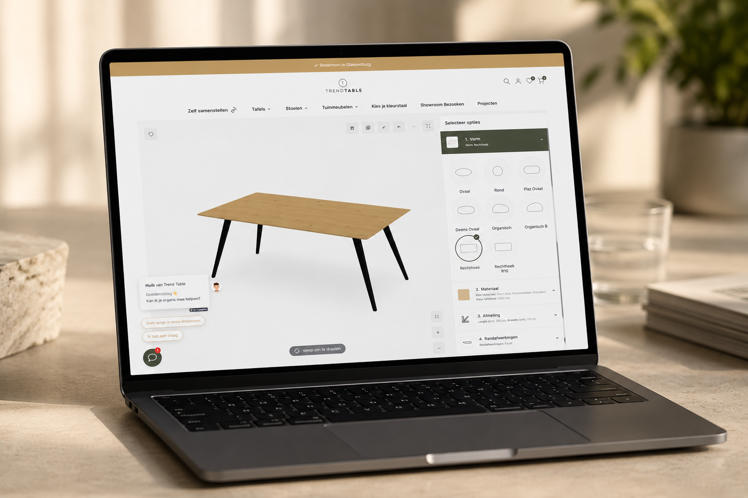 Laptop met ontwerpsoftware voor een houten tafel met zwarte poten, op een houten tafel in een kamer met planten en boeken.