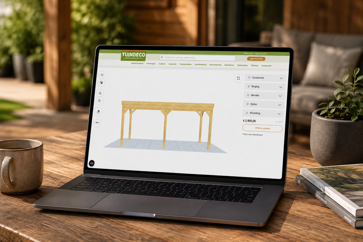 Laptop op houten tafel toont een 3D-ontwerp van een houten terrasoverkapping op een website, met planten en boeken op de tafel.