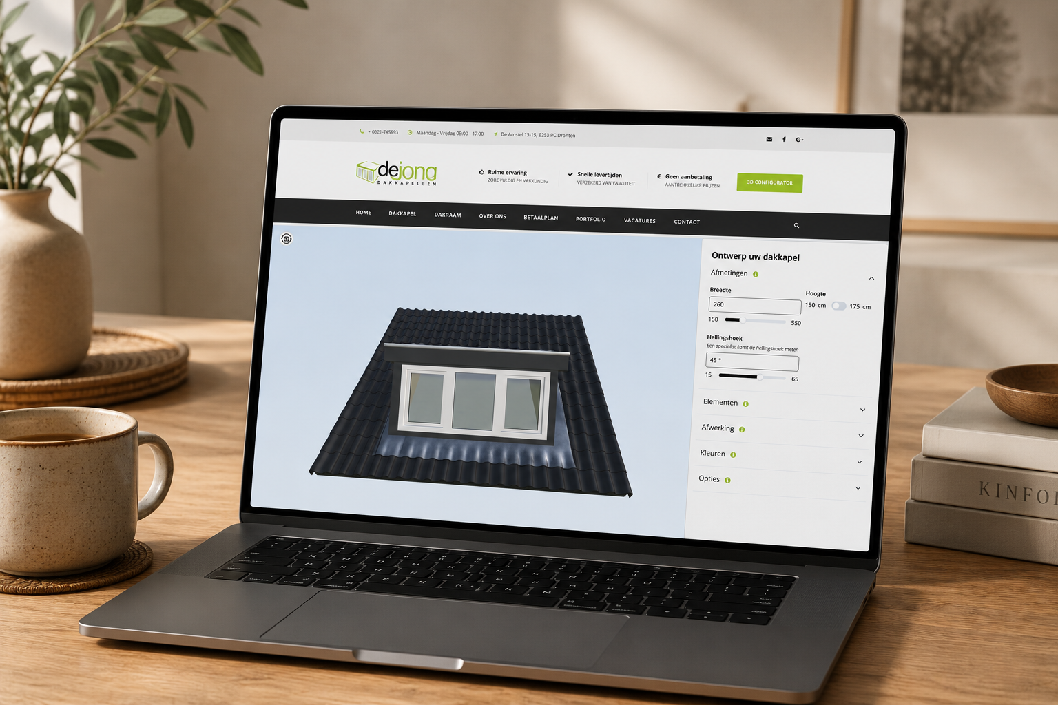 Laptop op een houten tafel toont een ontwerp van een dakkapel op een ontwerpprogramma, omringd door een mok koffie, boeken en planten.