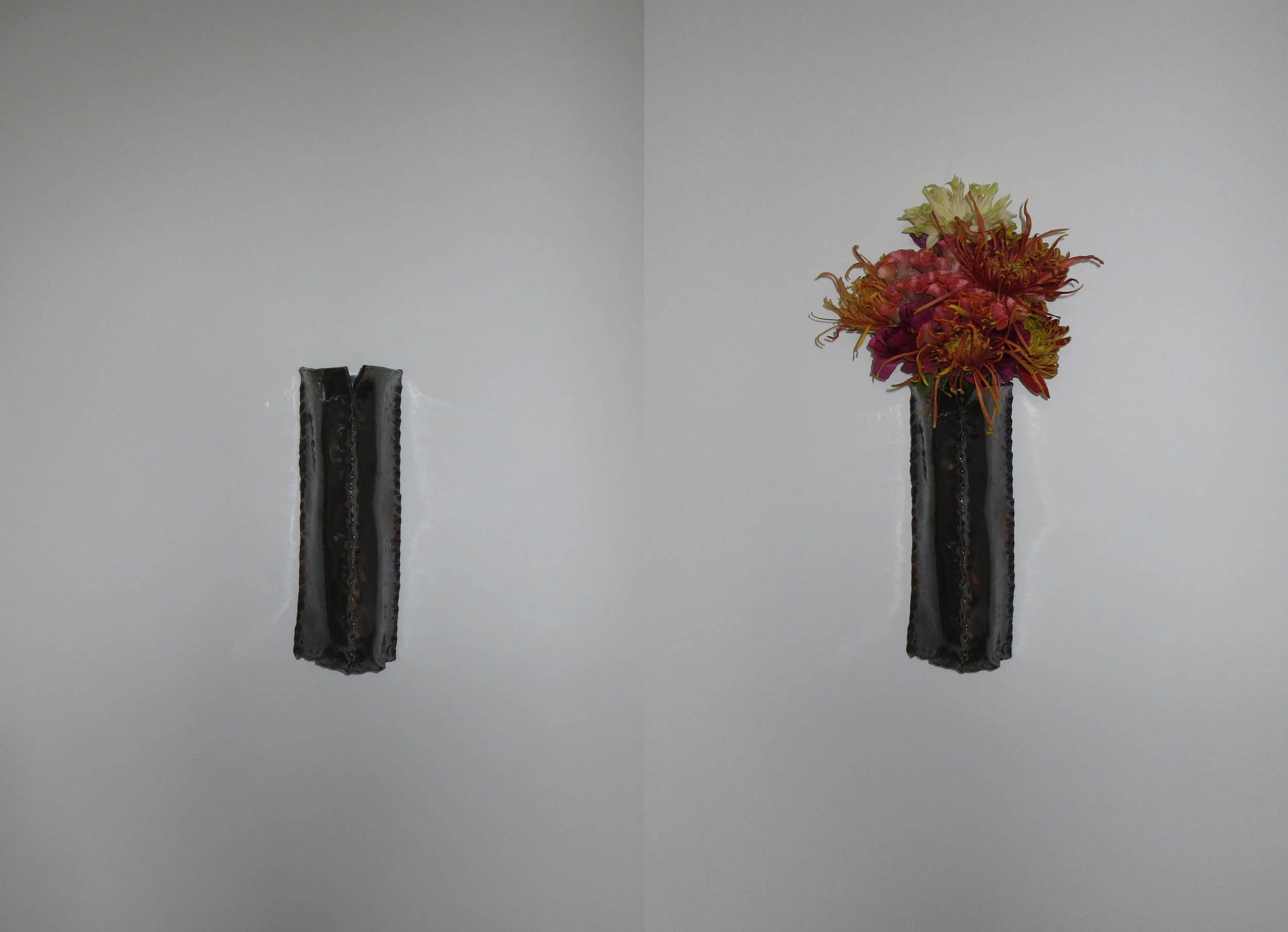 Une toile avec deux trous, un vide et un rempli de fleurs colorées.