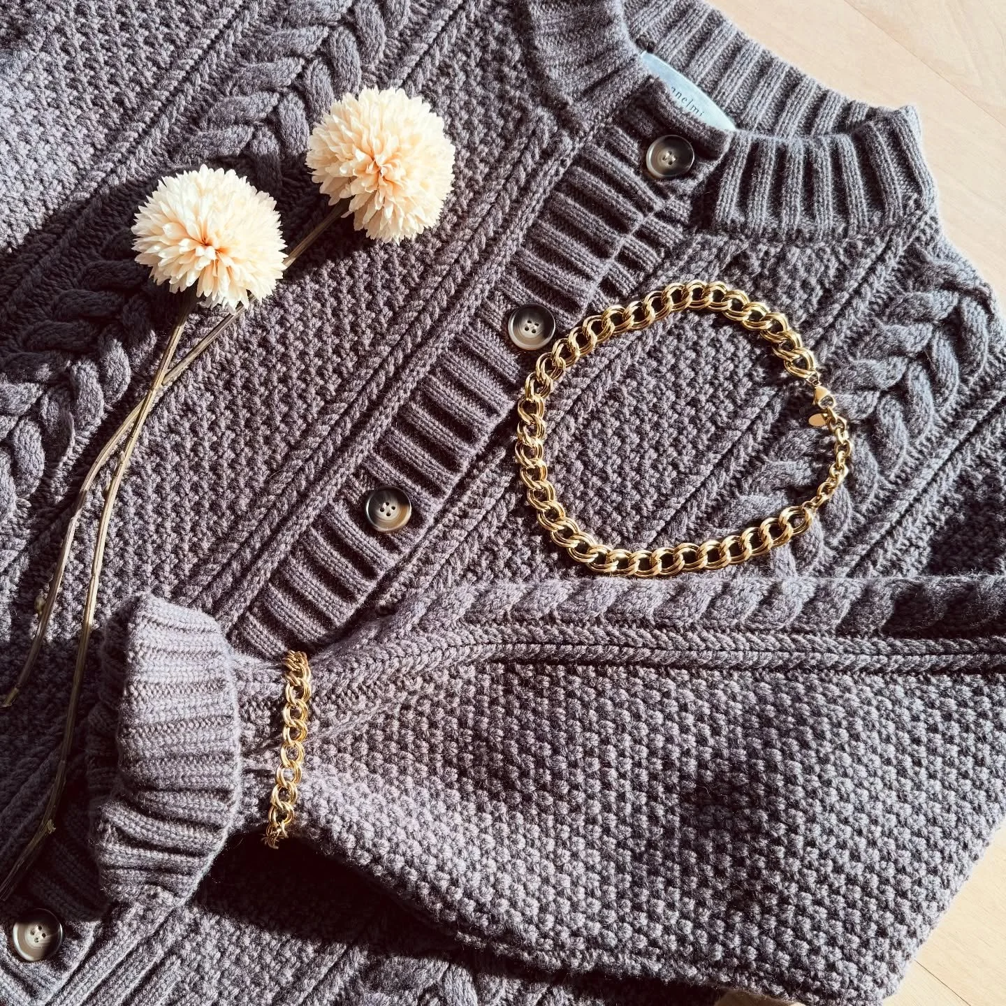 &ldquo;ℂ𝕠𝕫𝕪 𝕚𝕟 𝔸𝕟𝕟𝕖-𝕄𝕚, 𝕤𝕙𝕚𝕟𝕚𝕟𝕘 𝕚𝕟 𝕄𝕒𝕤𝕥&eacute;.&rdquo;

#knitwear
#sustainable
#fashion
#golden
#jewellery 

@_anne_mi_ 
@maste_antwerp