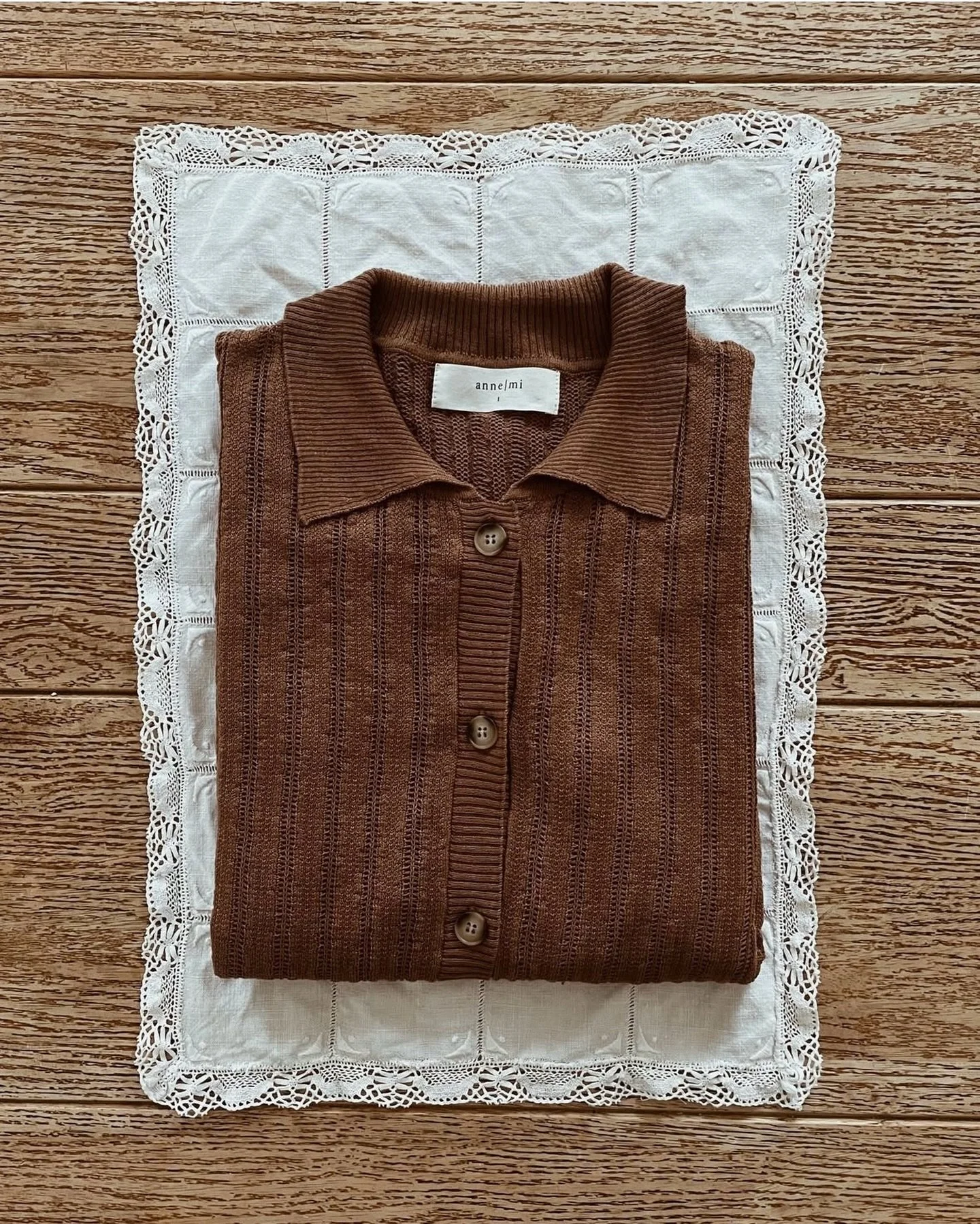 🤎

Carefully crafted and beautifully soft.
This knitted top by Anne-mi is made from a luxurious silk and cotton blend. 

𖤓