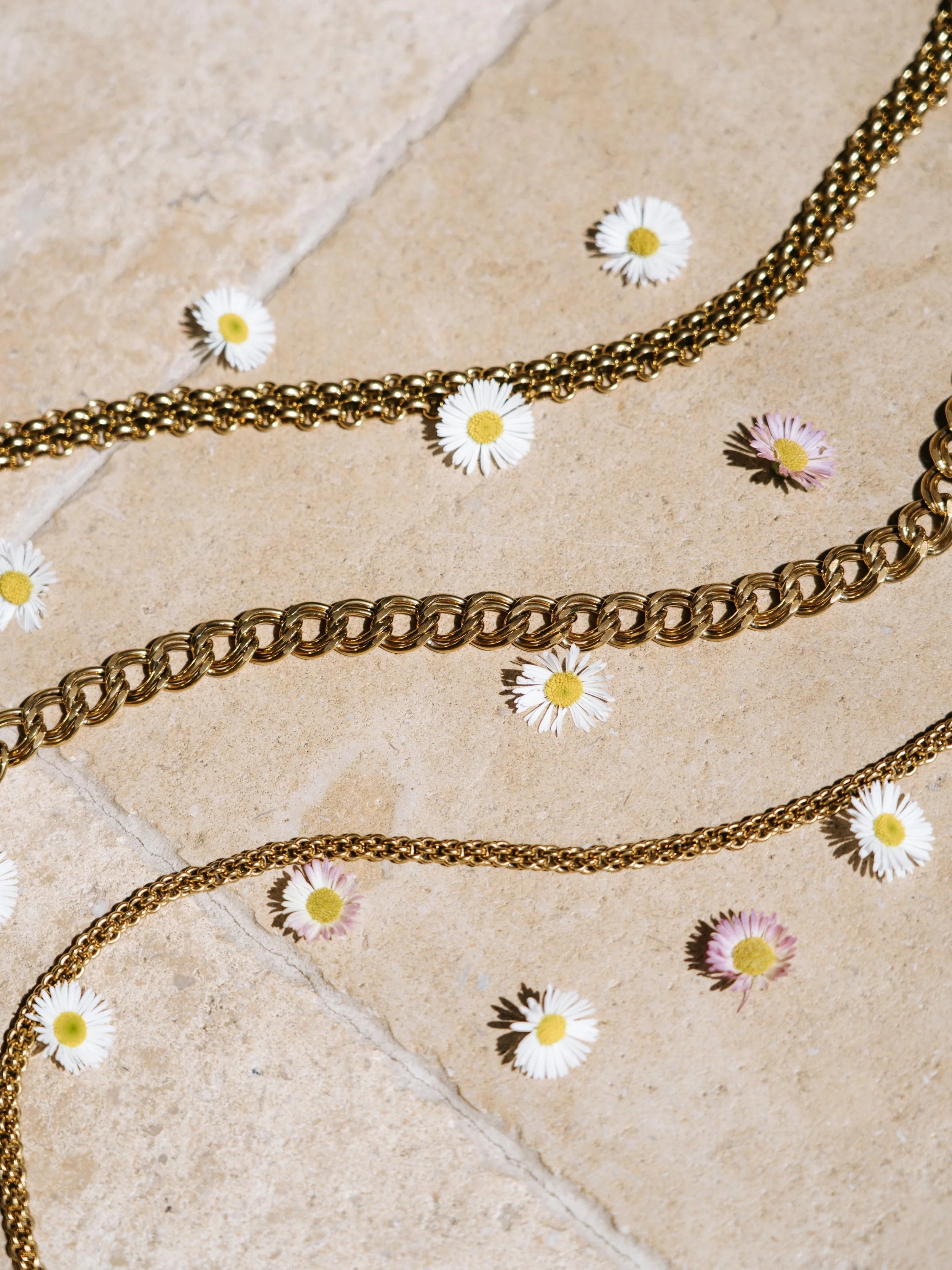 Golden details, blooming confidence. ✨🌼
Where timeless chains meet the beauty of spring.

#MAST&Eacute;
#GoldenEssentials
#flowers
#waterproofjewelry