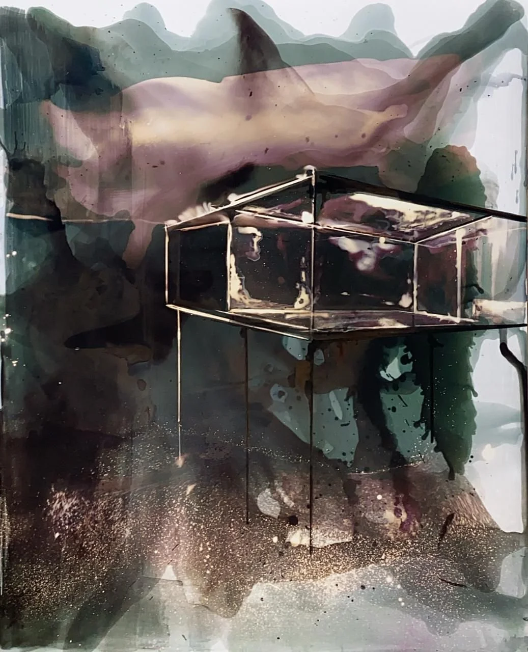 Kunstwerk mit einem schwarzen, transparenten Würfel auf einem Gestell, umgeben von abstrakten, wasserfarbenartigen Hintergründen in dunklen Farben.