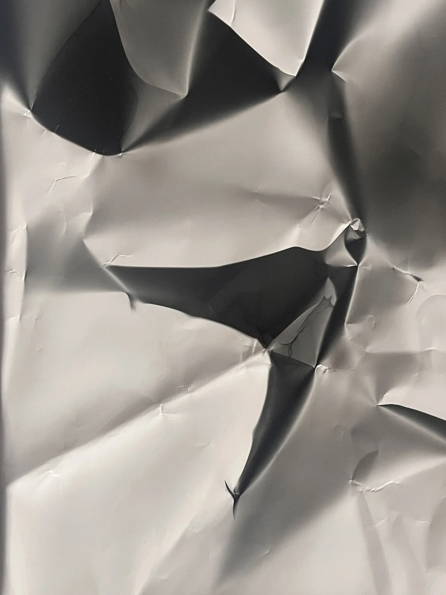Verknülltes, zerknülltes silbernes Aluminiumfolie.