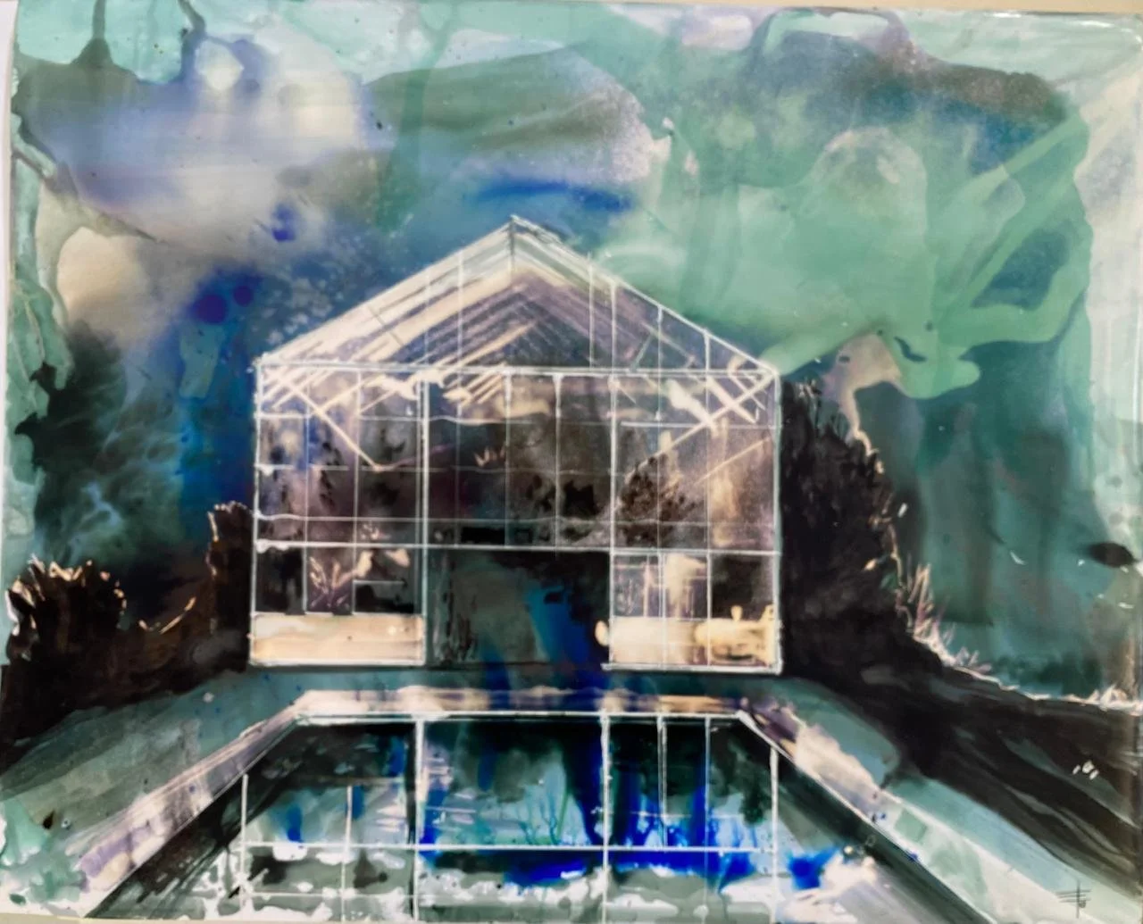 Watershed Abstrakte Kunst mit Wasserfarben in Erdtönen, schwarzer Spritztechnik und einer minimalistischen schwarzen künstlerischen Darstellung eines Hauses oder einer Struktur mit Pflanzen im Vordergrund.