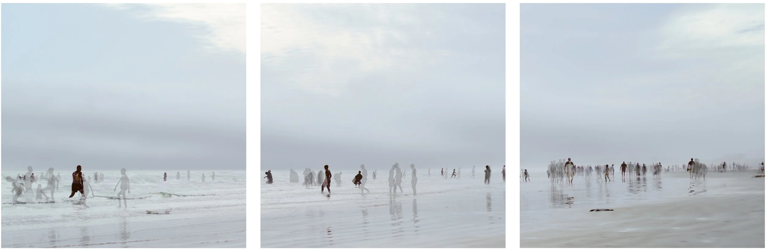 Menschen am Strand bei bewölktem Himmel, teilweise in Wasser watend und spazierend.