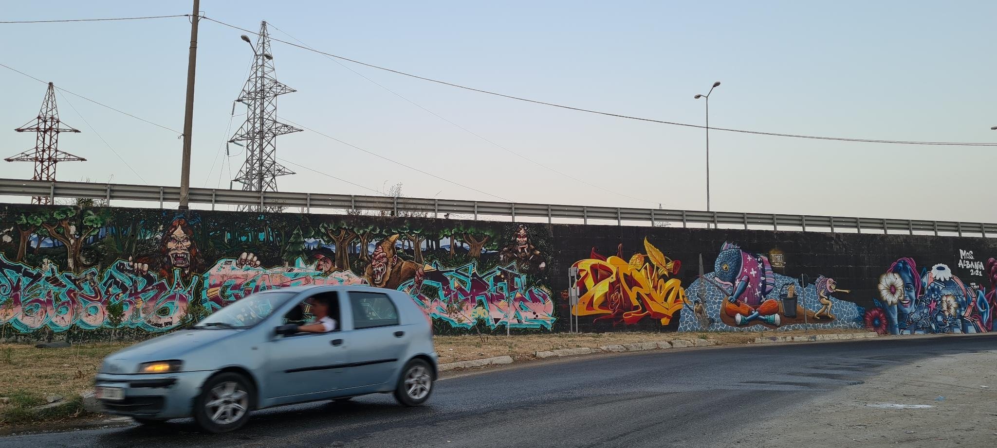 Ausfahrtsstrasse. Grafitto an der Autobahn.