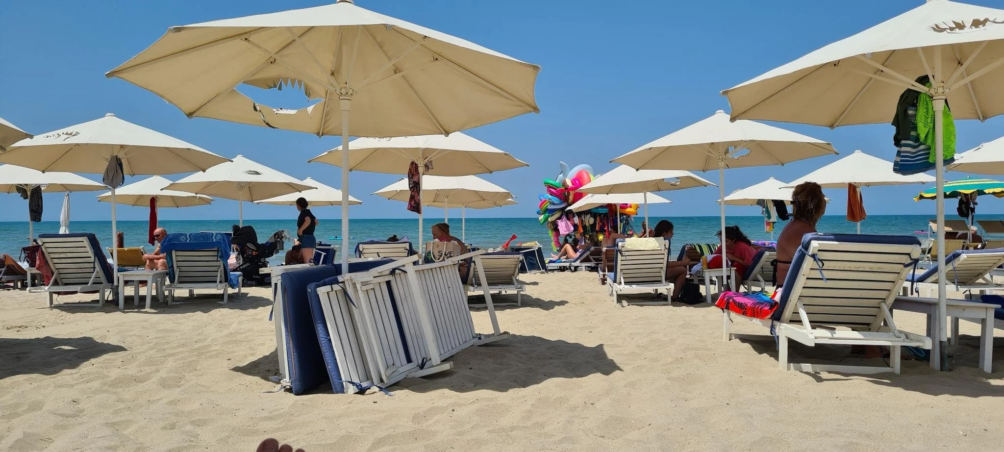 Entspannung pur. Auch in der Hochsaison. Ohne Platz (mit dem Handtuch) zu reservieren. Liegen und Sonnenschirme gibt es reichlich.