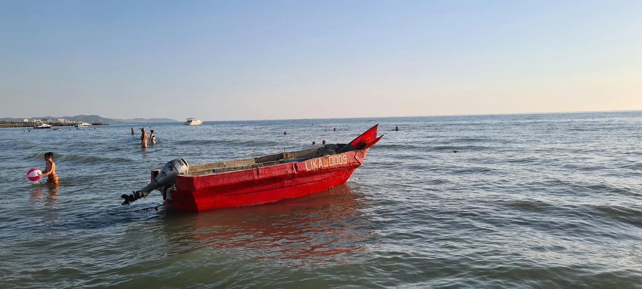 Strand bei Dures. Das 26-Grad-warme Mittelmeer läd zum Baden ein.