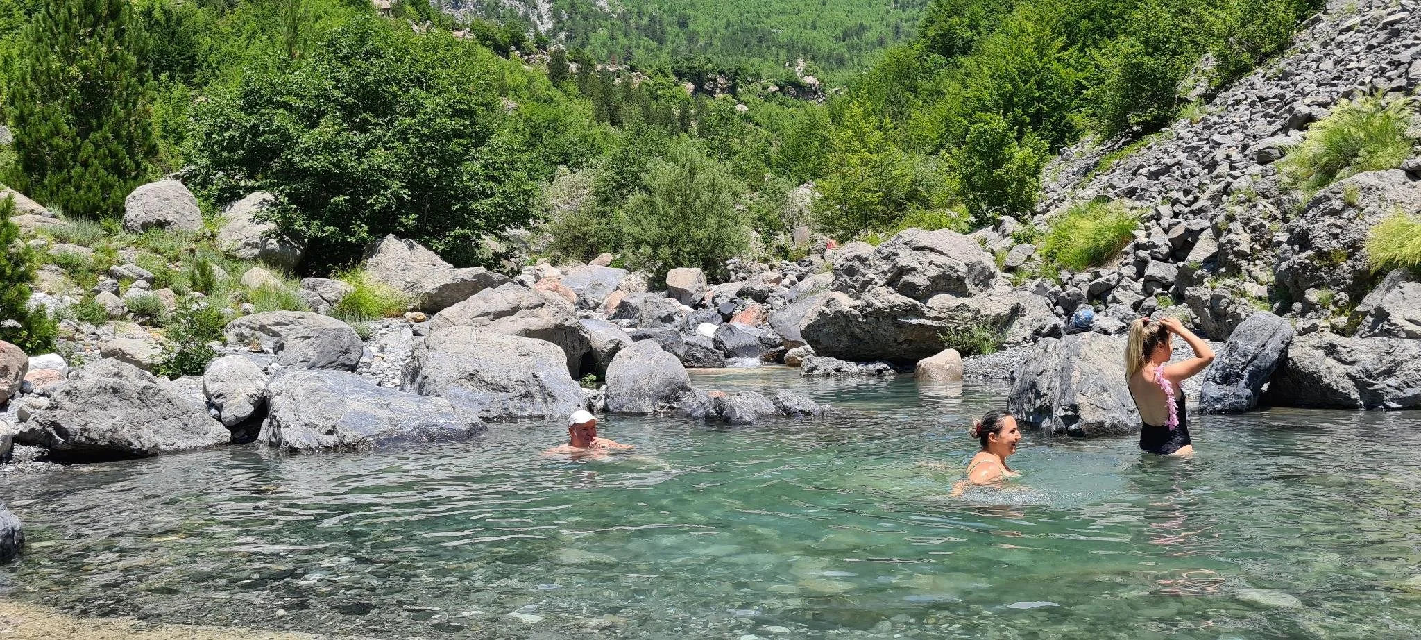Baden am Wegesrand. Einheimische Schönheiten erfrischen sich auch. Eine halbe Stunde Fußweg entfernt wartet ein Wasserfall ....