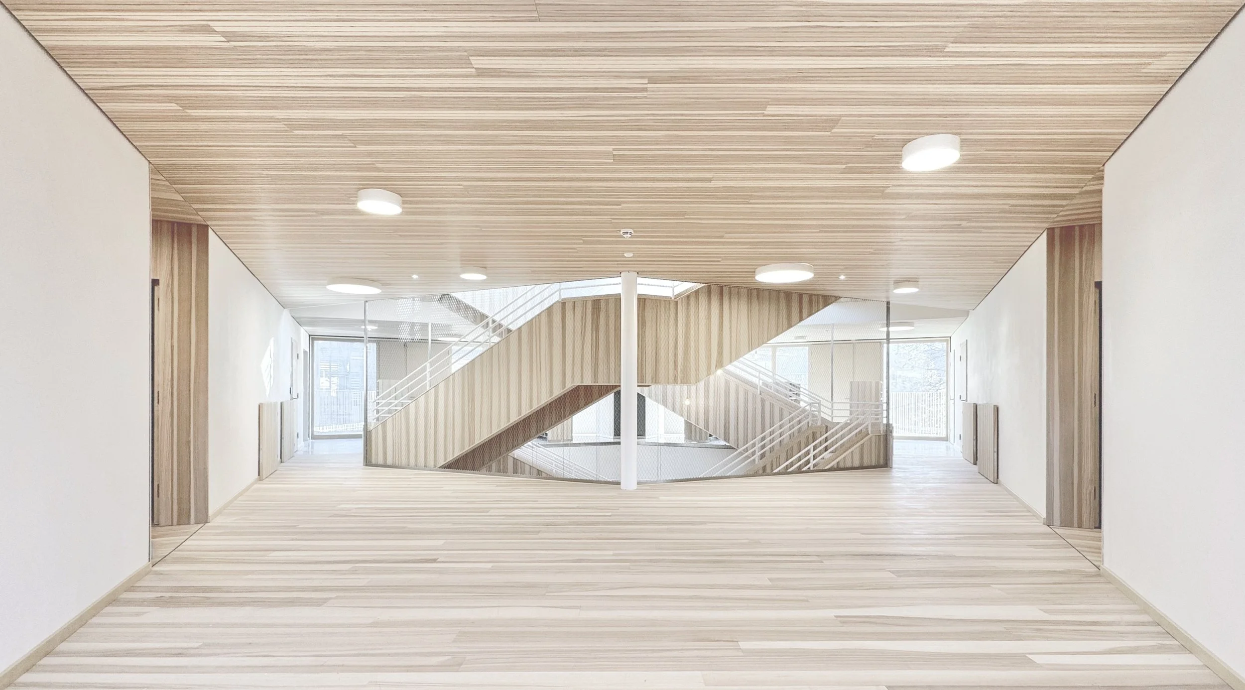 Kinderhaus Rankweil Markt | Hausschuh- und Strassenschuhtreppe für optimale Zugänglichkeit aller Innen- und Aussenbereiche