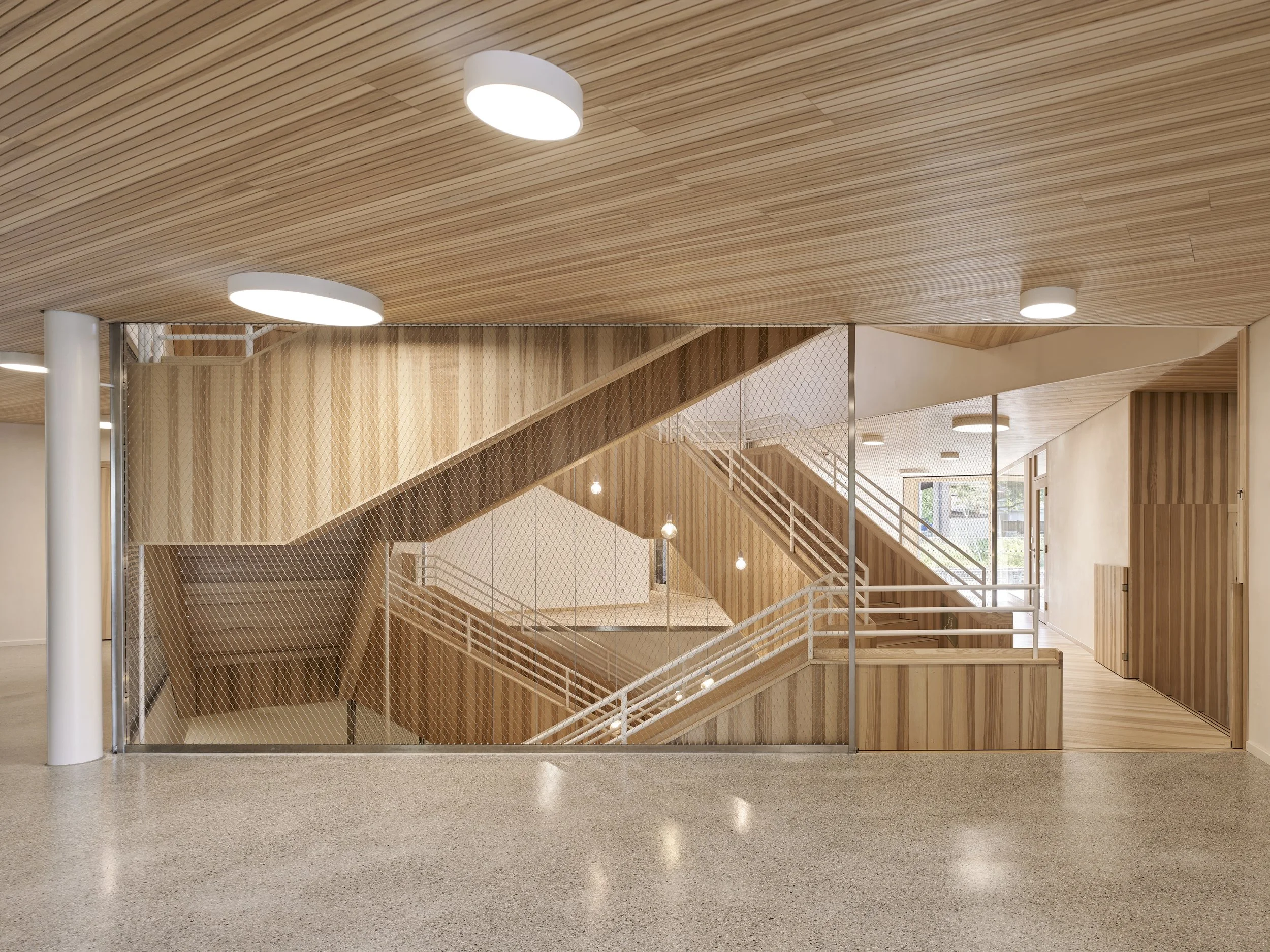 Kinderhaus Rankweil Markt | Zwei Erschliessungswege durch die Doppeltreppe für Haus- oder Straßenschuhe | Foto Marc Lins