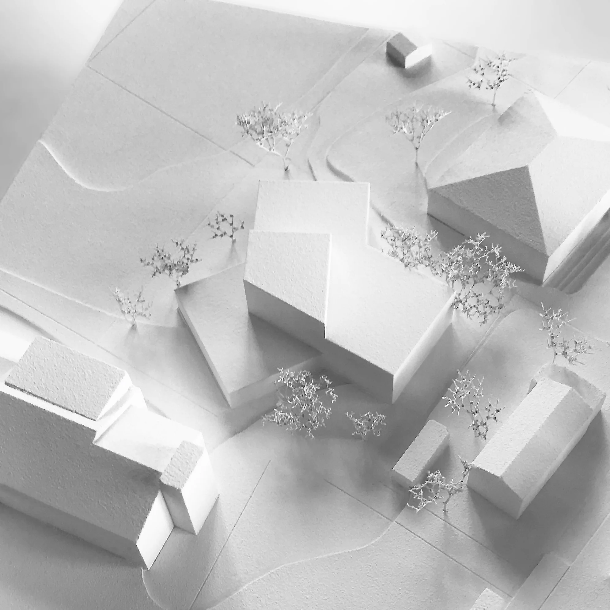 Kinderhaus Rankweil Markt | Gebäude am Eck des Marktplatzes | Differenzierte Aussenspielbereiche ums Gebäude und auf den Dachterrassen