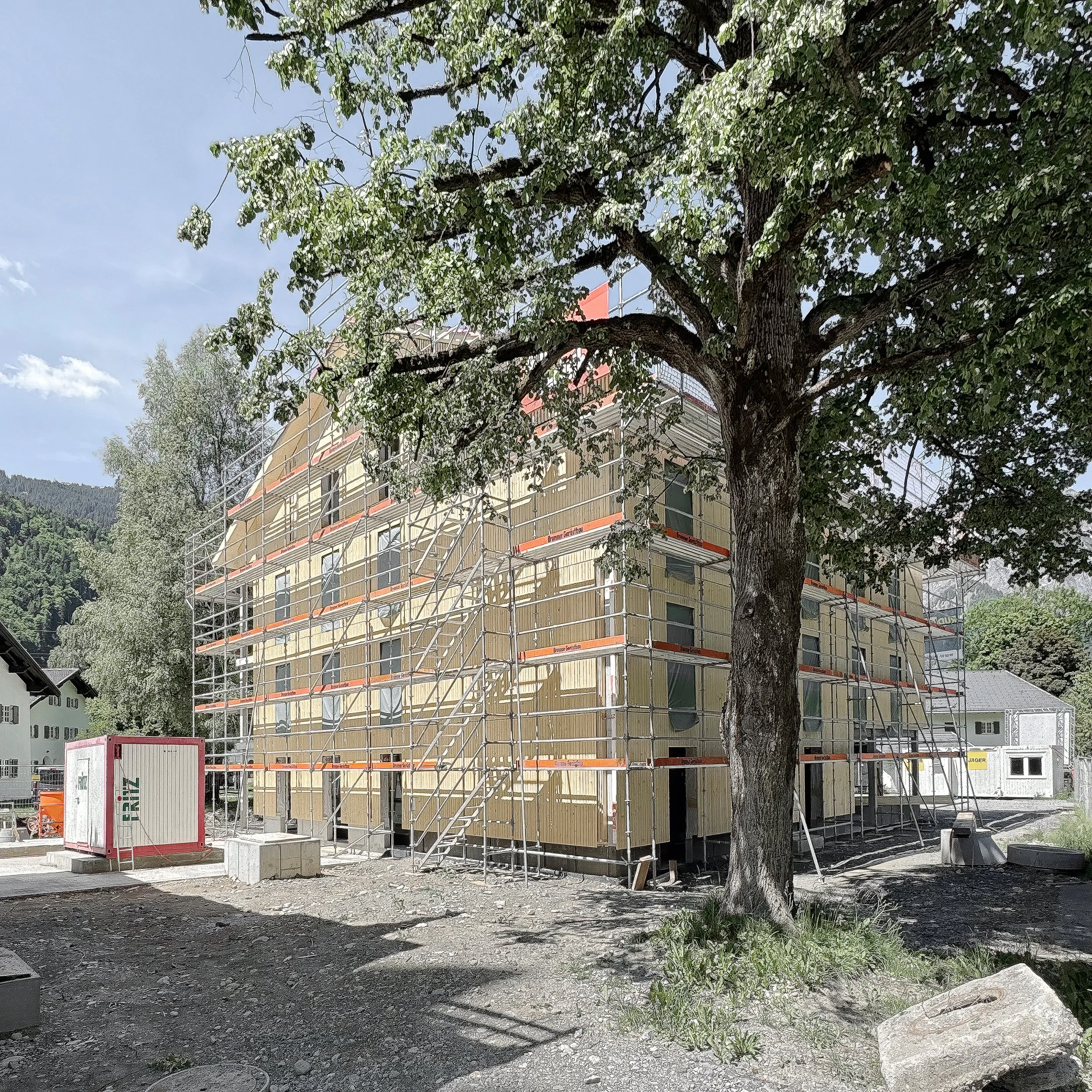 Illwerke Siedlung Schruns | Erhalt Baumbestand | Fassade und Dach als Holzelementbau | Baustelle Mai 2025