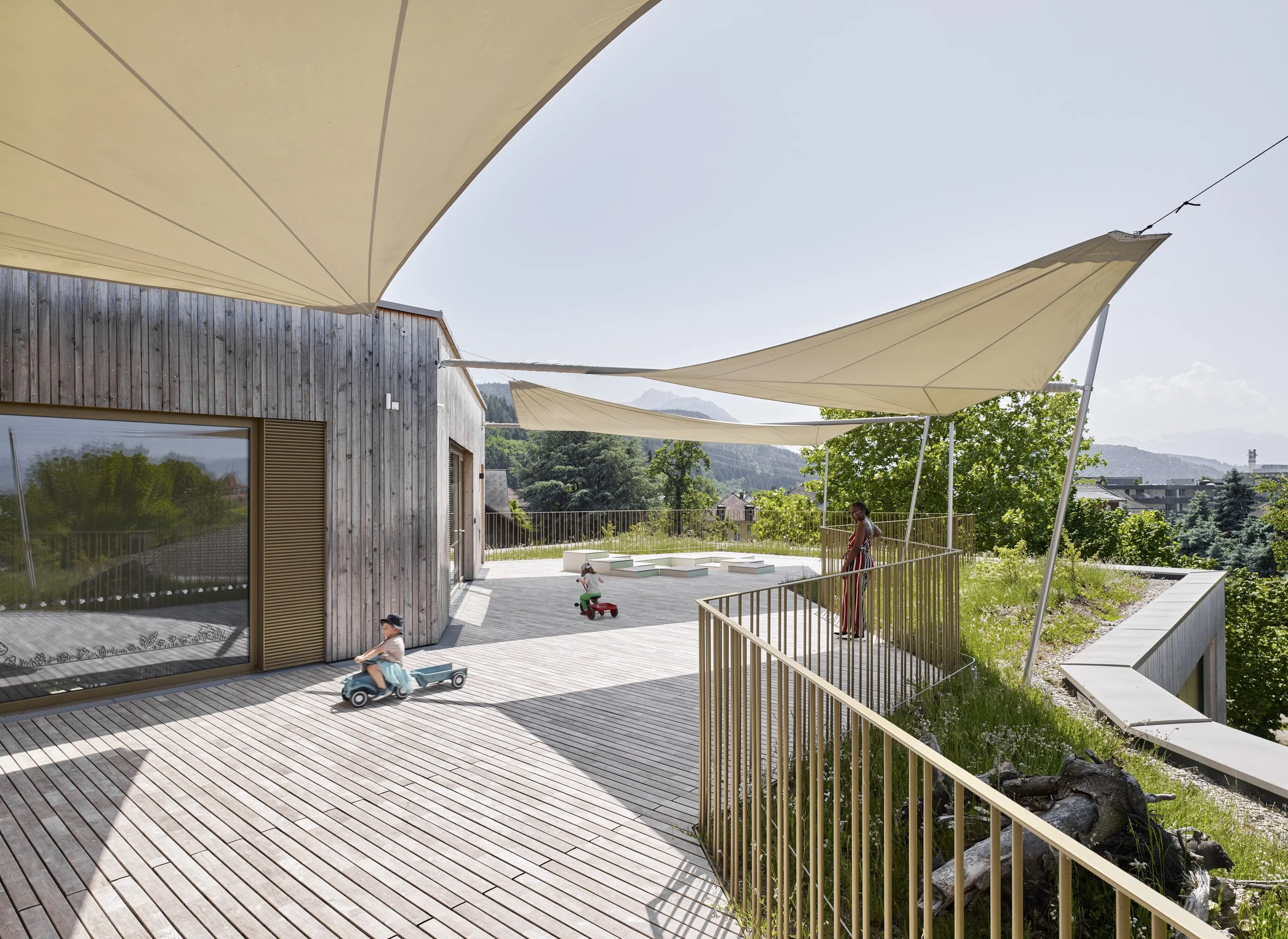 Kinderhaus Rankweil Markt | Begrünte und beschattete Spielterrasse mit Piklerlandschaft im 2. Obergeschoß | Foto Marc Lins