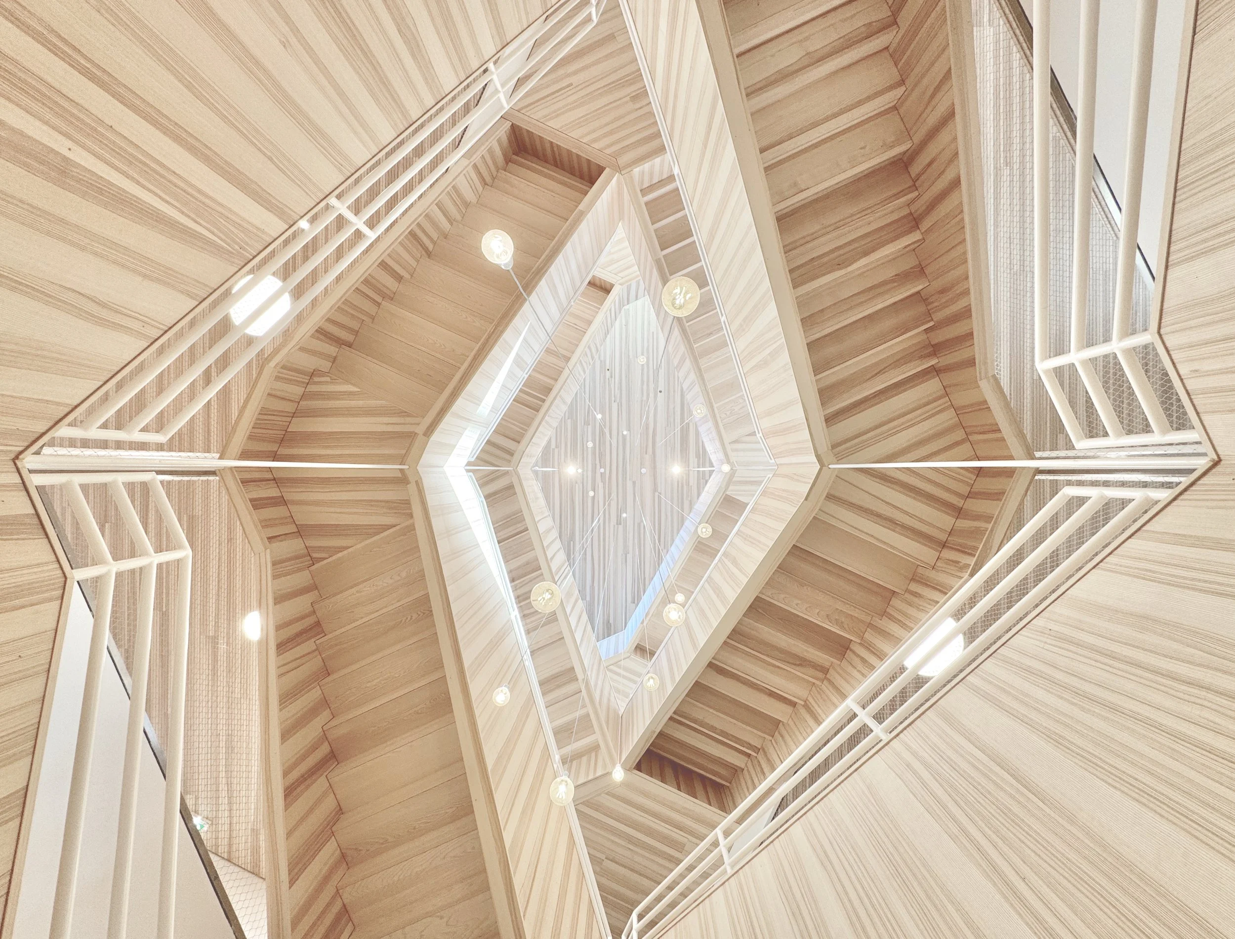 Kinderhaus Rankweil Markt | Belichtung durch das zentrale Stiegenauge