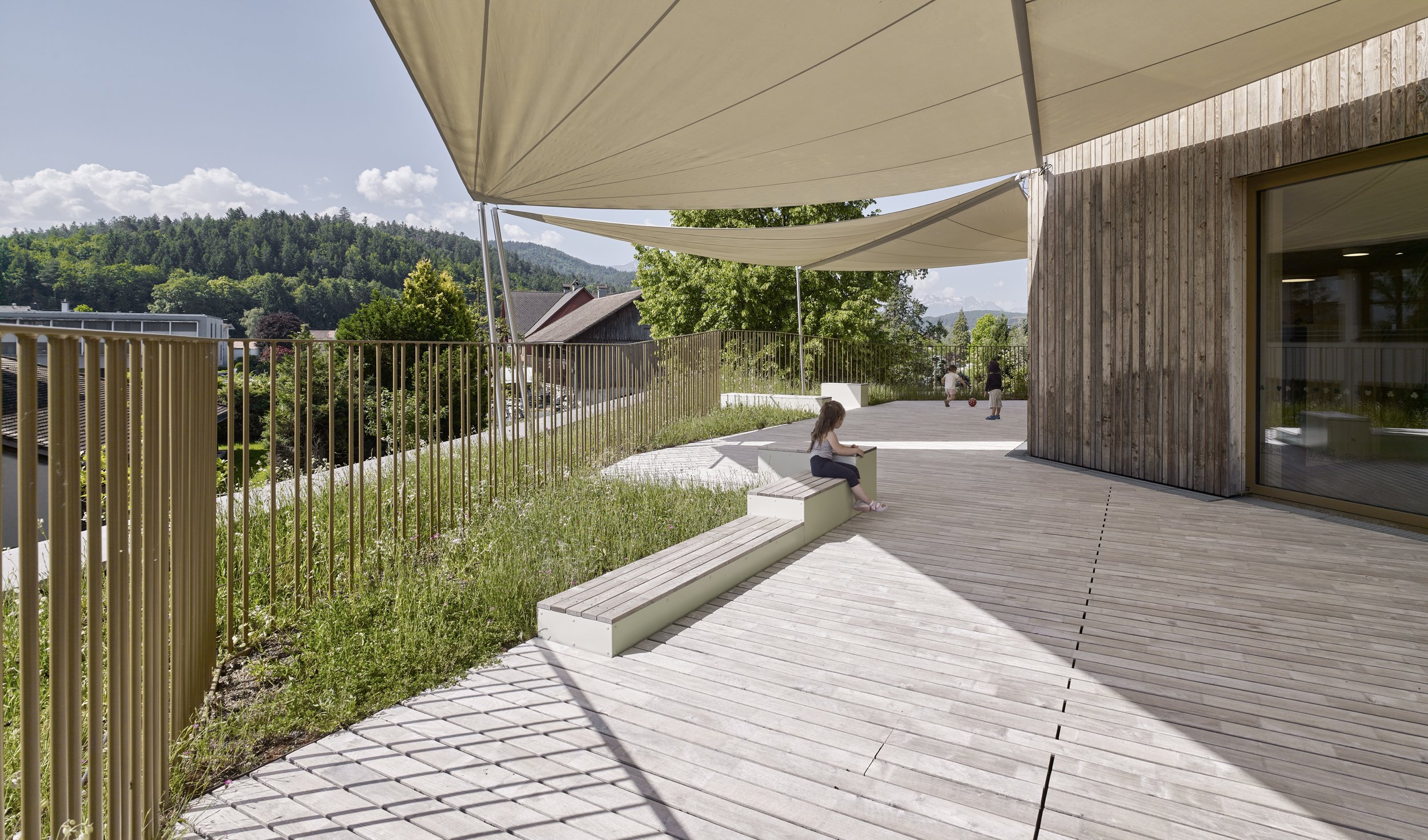 Kinderhaus Rankweil Markt | Begrünte und beschattete Spielterrasse im 1. Obergeschoß | Foto Marc Lins