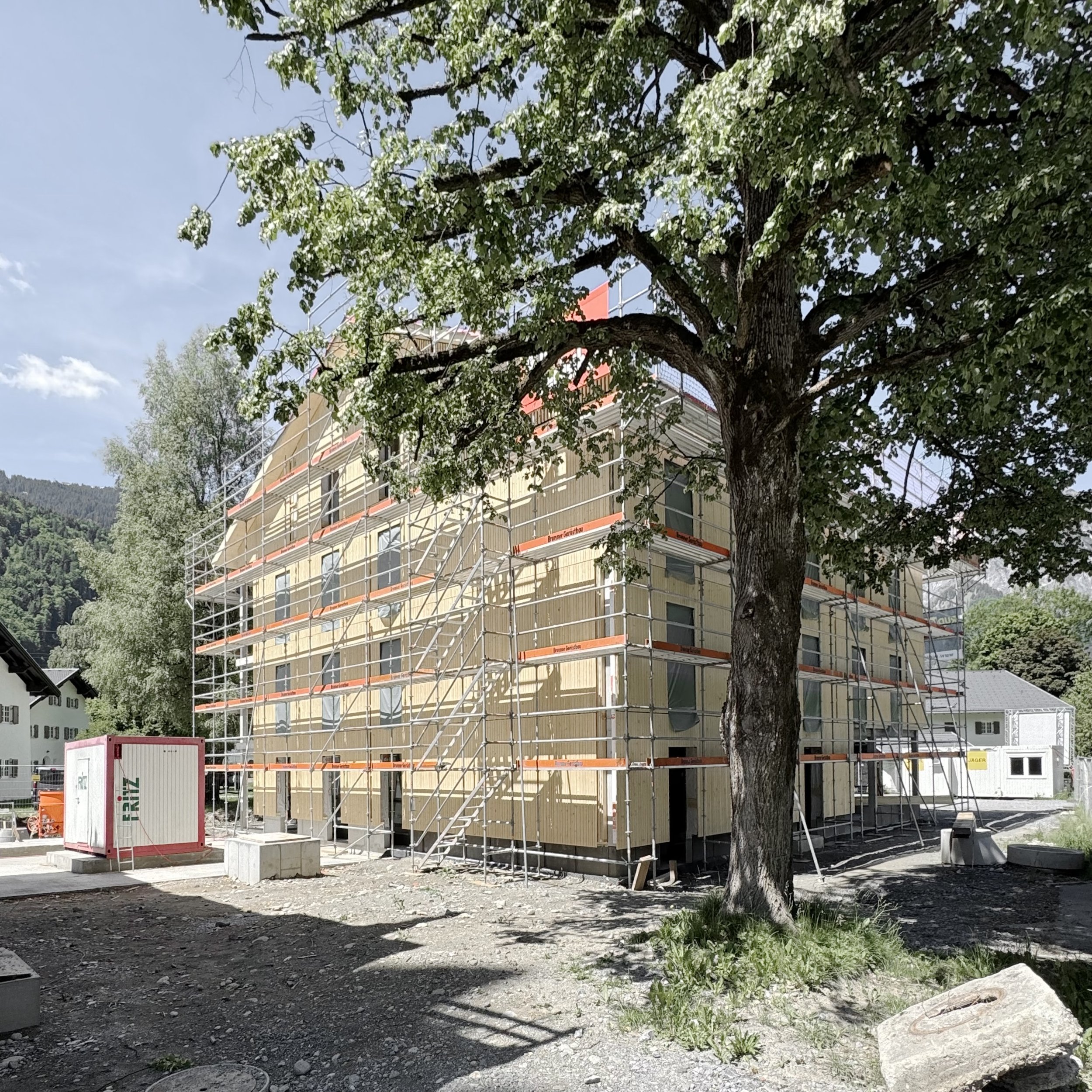 Illwerke Siedlung Schruns | Erhalt Baumbestand | Fassade und Dach als Holzelementbau | Baustelle Mai 2025