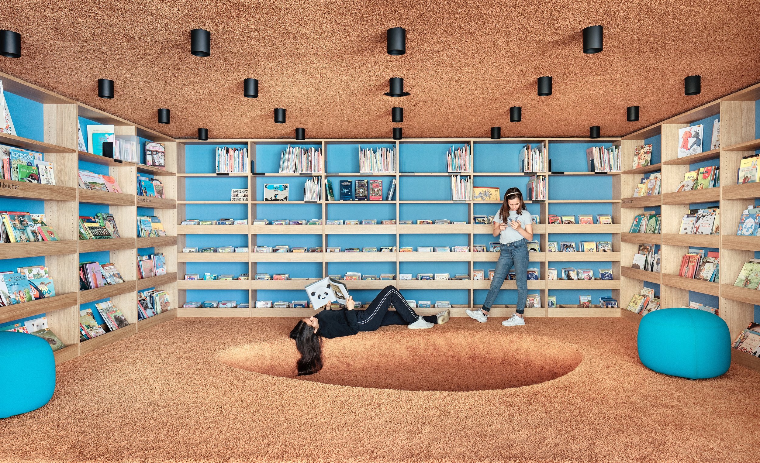 Stadtbibliothek Dornbirn | Kinder Lesepodest mit spielerischer Form des Gebäudes | Foto Albrecht Immanuel Schnabel