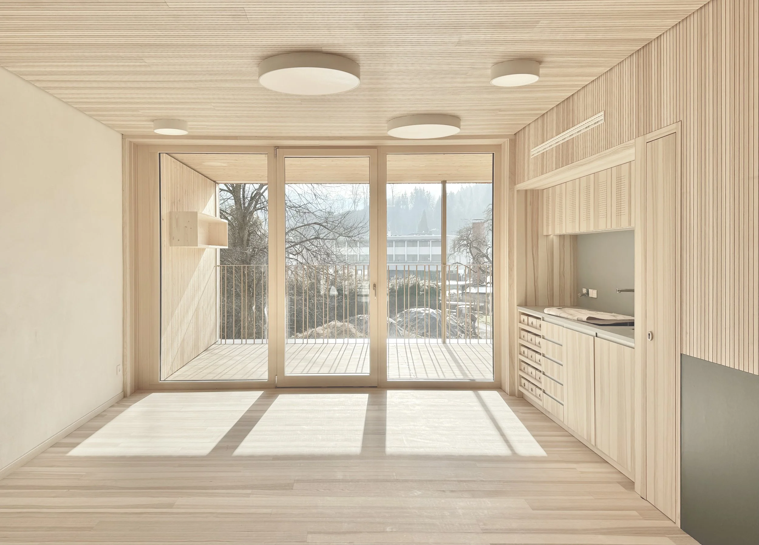 Kinderhaus Rankweil Markt | Gruppenraum Innen | Massivholz und Lehmwände schaffen ein gesundes und natürliches Raumklima