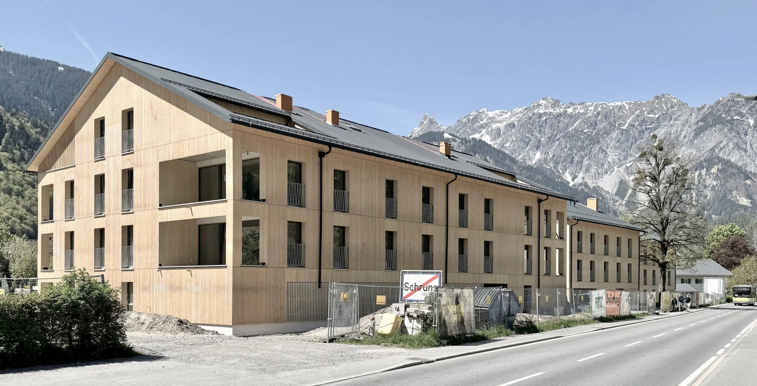 Illwerke Siedlung Schruns | Dichte Bebauung zur stark befahrenen Strasse | Baustelle April 2026