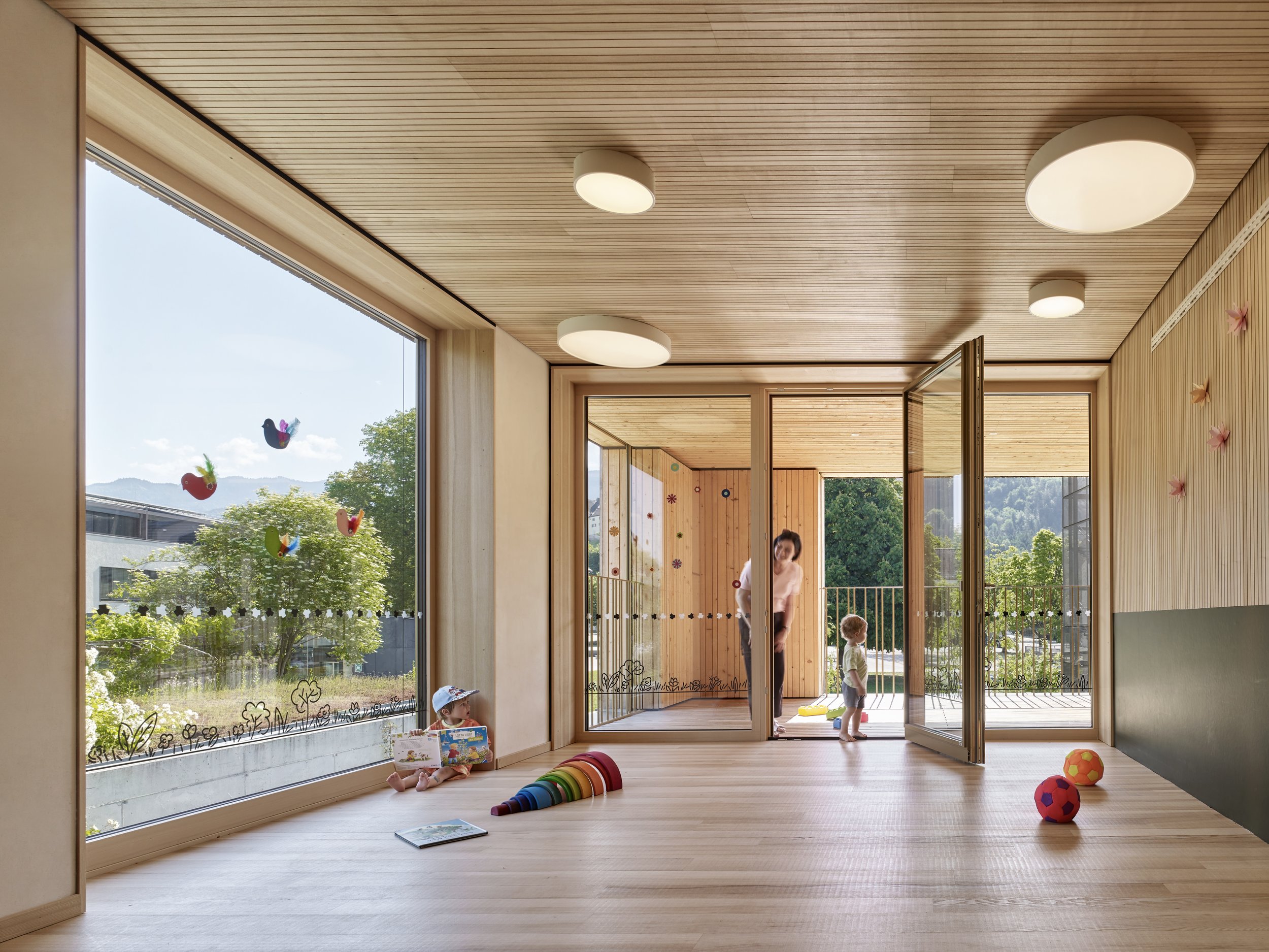 Kinderhaus Rankweil Markt | Gruppenraum | Massivholz und Lehmwände schaffen ein gesundes und natürliches Raumklima | Foto Marc Lins