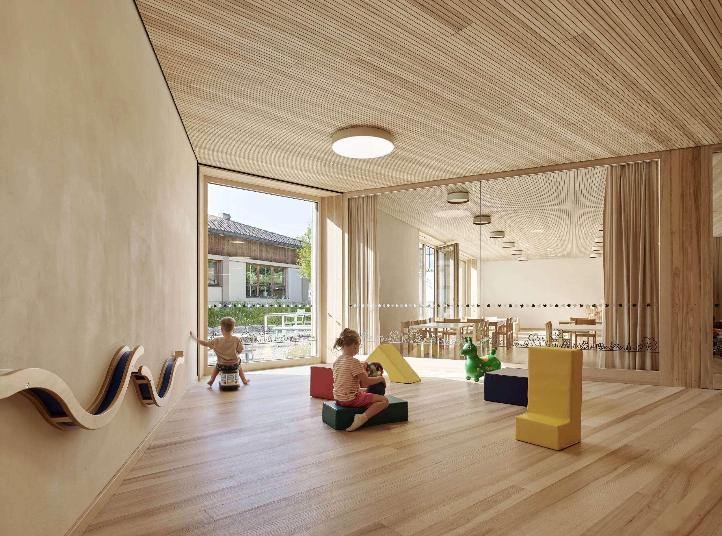 Kinderhaus Rankweil Markt | Spielbereich im zentralen Stiegenhaus und Blick in das Kinderrestaurant | Foto Marc Lins