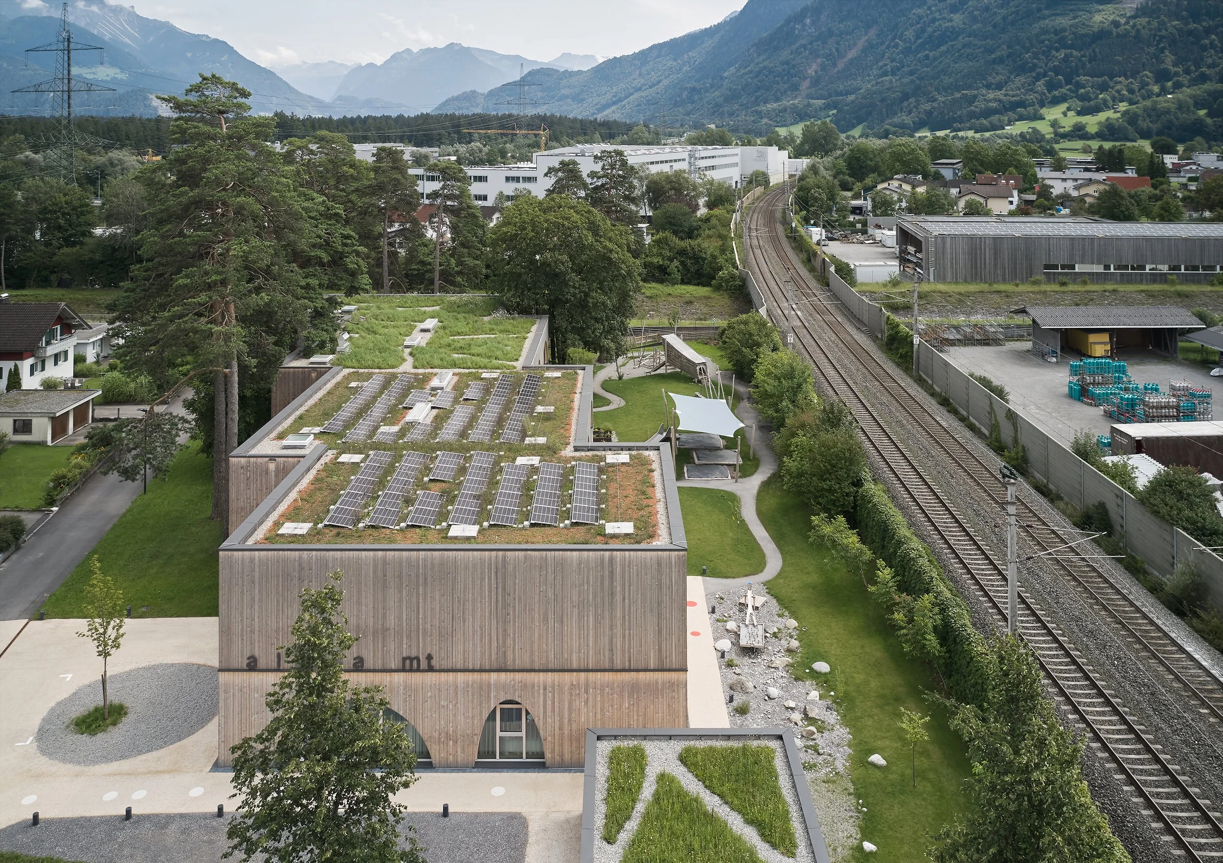 Allesamt Nenzing | Das Gebäude verschmilzt mit der umgebenden Natur | Foto Marc Lins