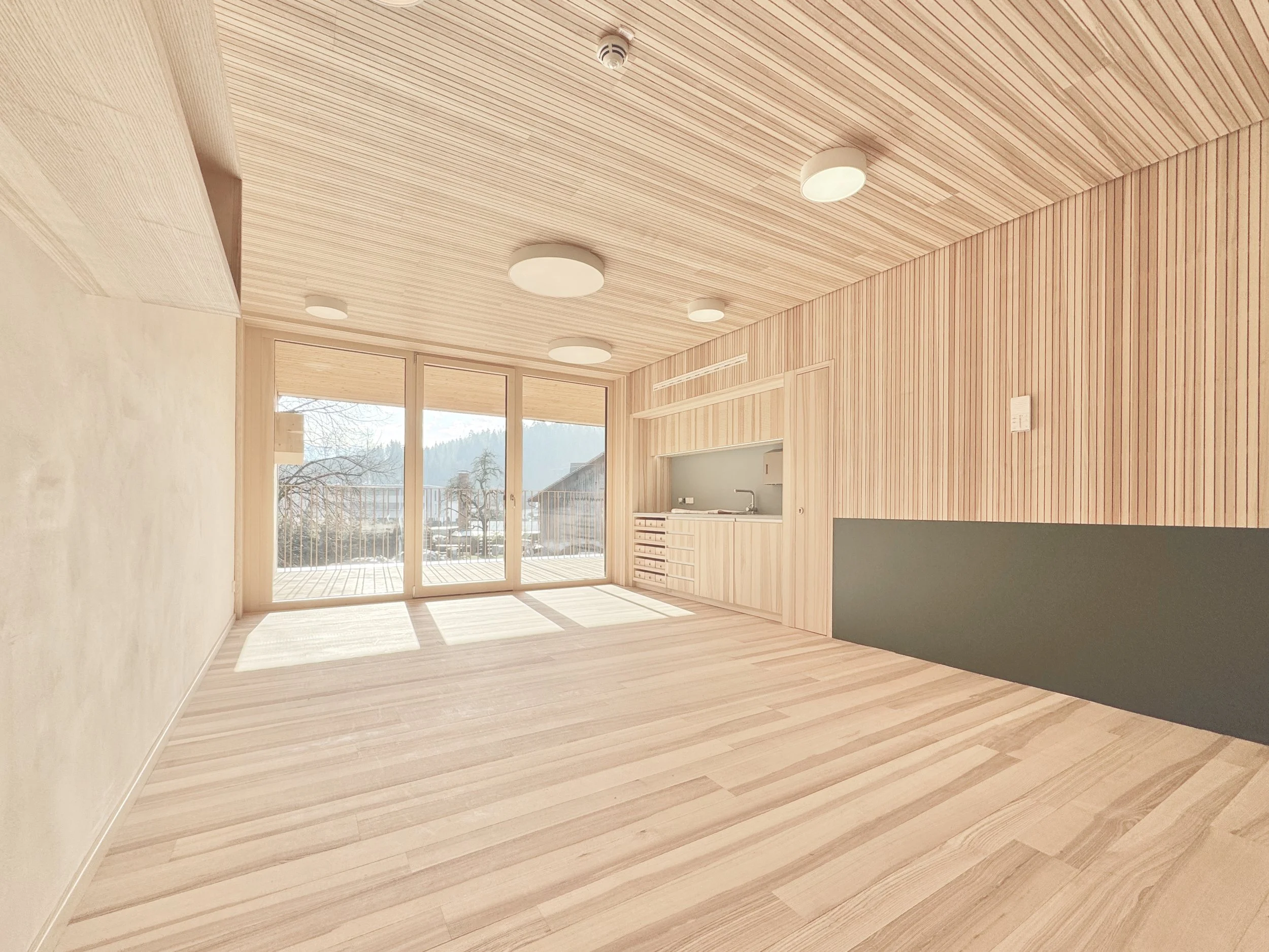 Kinderhaus Rankweil Markt | Gruppenraum Innen | Massivholz und Lehmwände schaffen ein gesundes und natürliches Raumklima