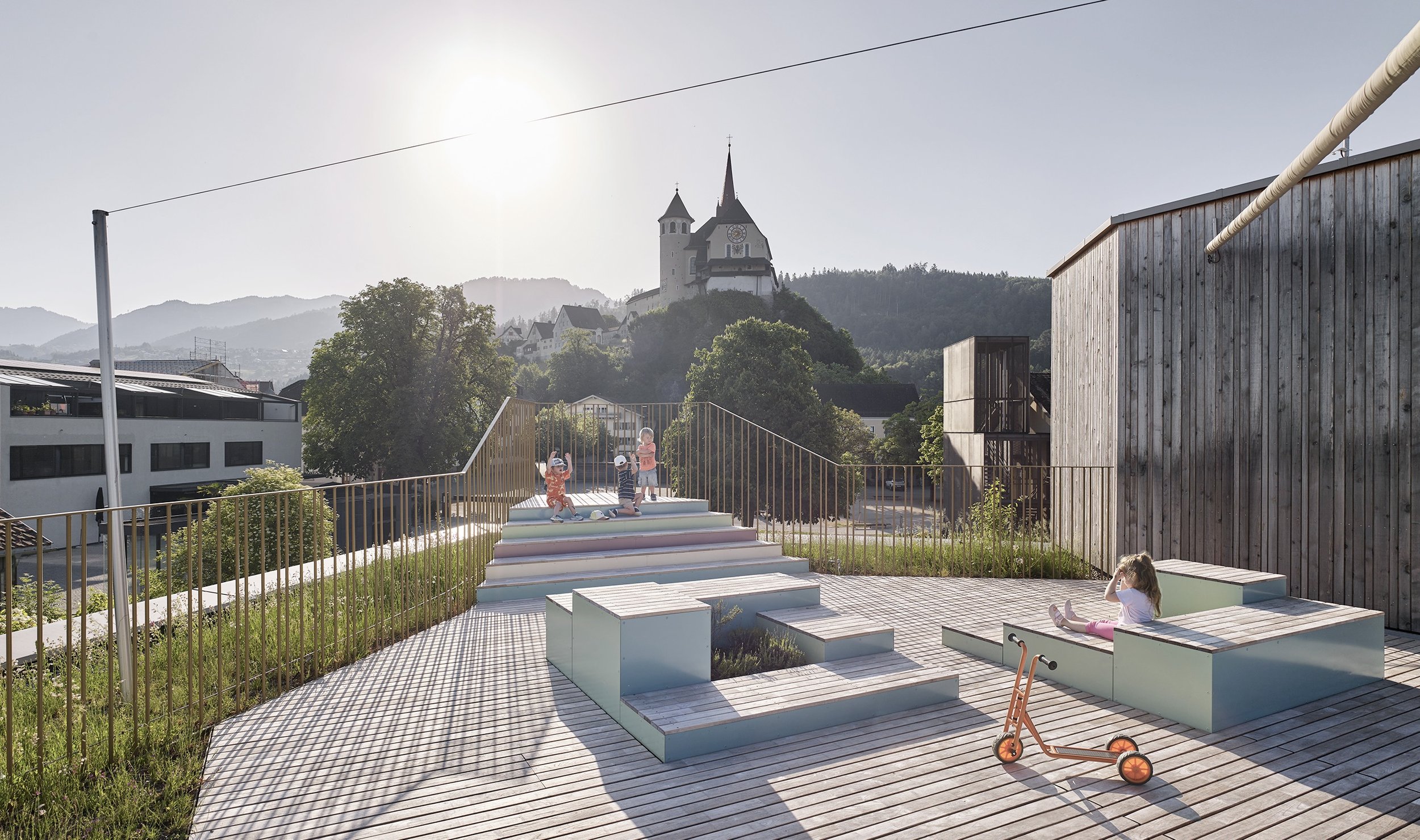 Kinderhaus Rankweil Markt | Blick von der Spielterrasse zur Marienkirche | Foto Marc Lins
