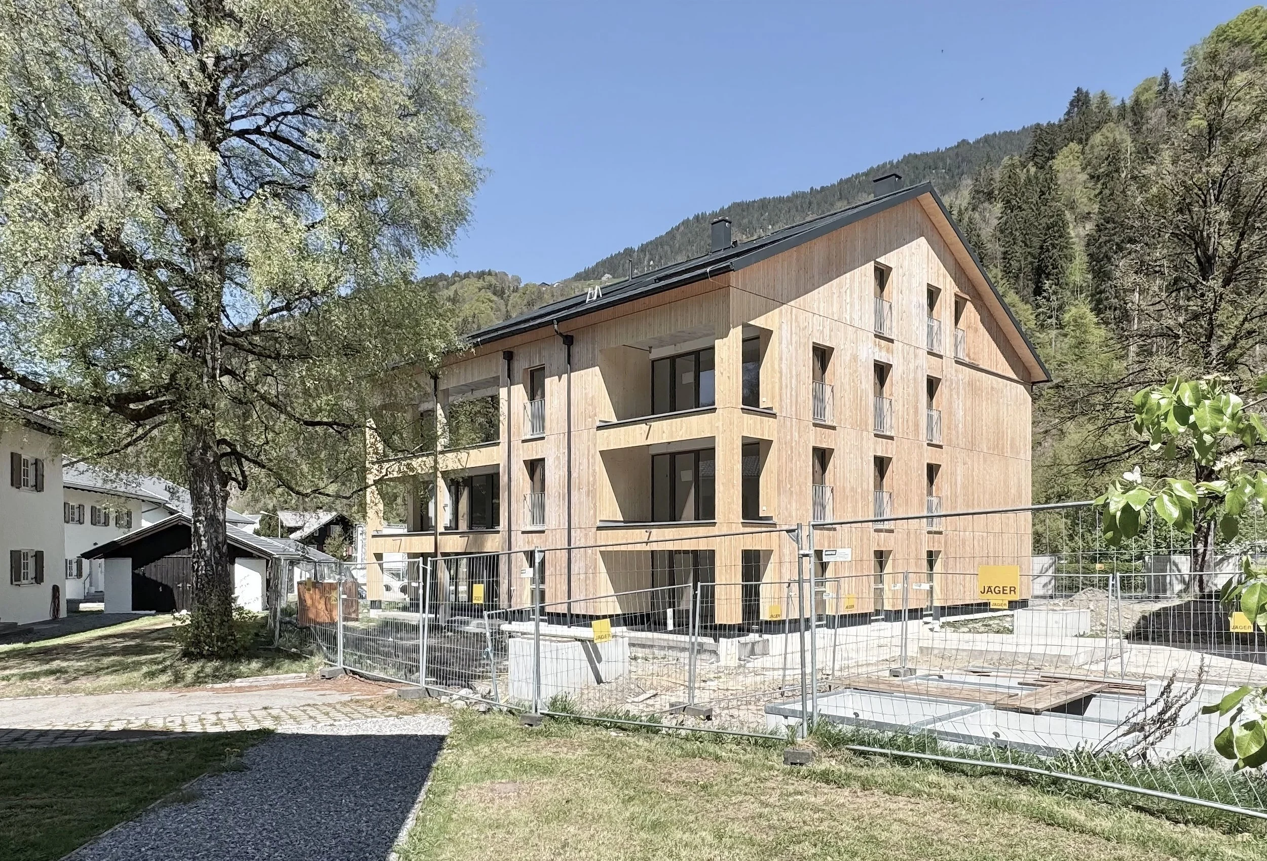 Illwerke Siedlung Schruns | Erhalt Baumbestand | Stimmiger Massstab und Architektur im Bezug zum Bestand |  Baustelle April 2026