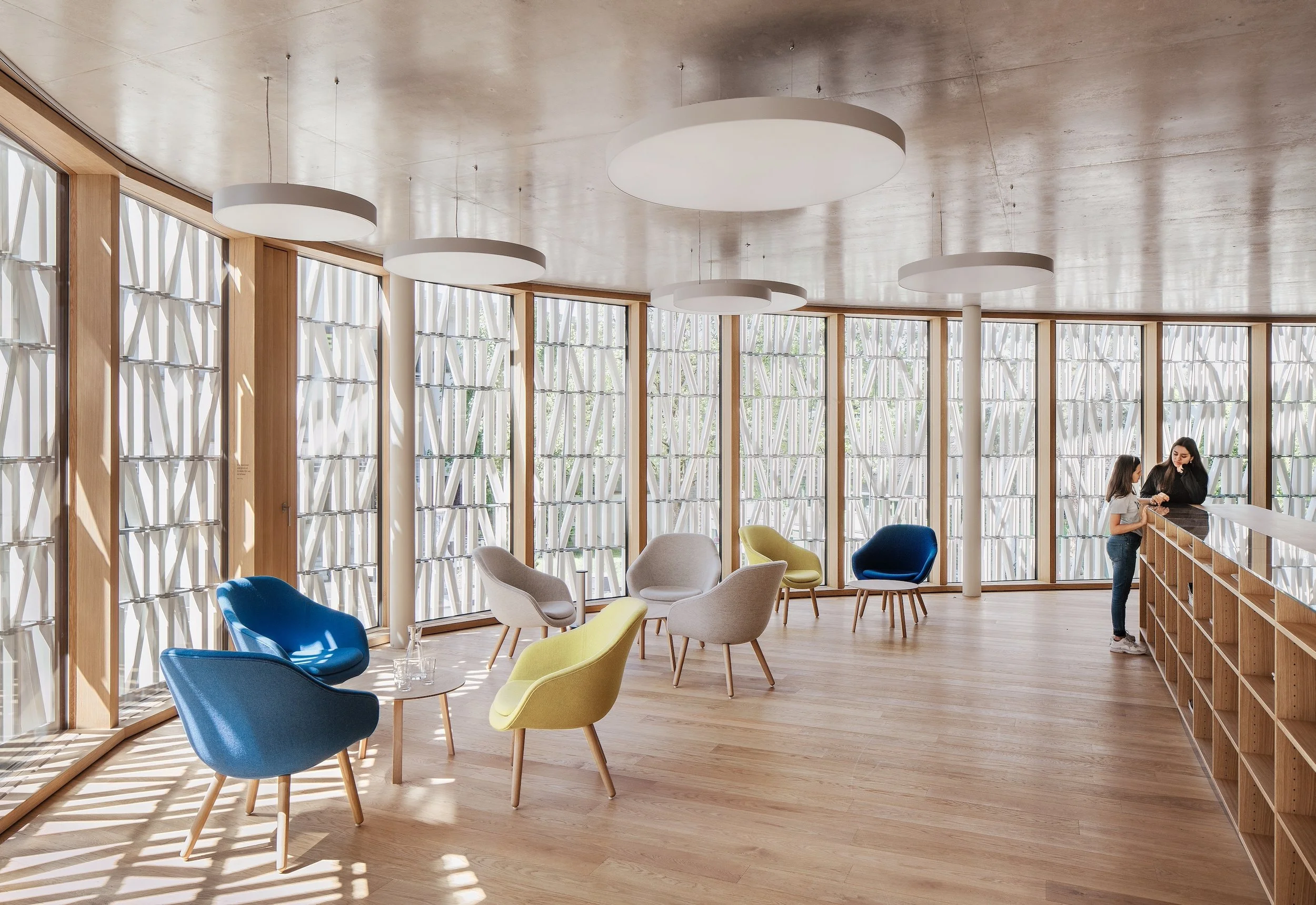 Stadtbibliothek Dornbirn | Leselounge | Innenansicht der Keramikfassade | Foto Albrecht Immanuel Schnabel