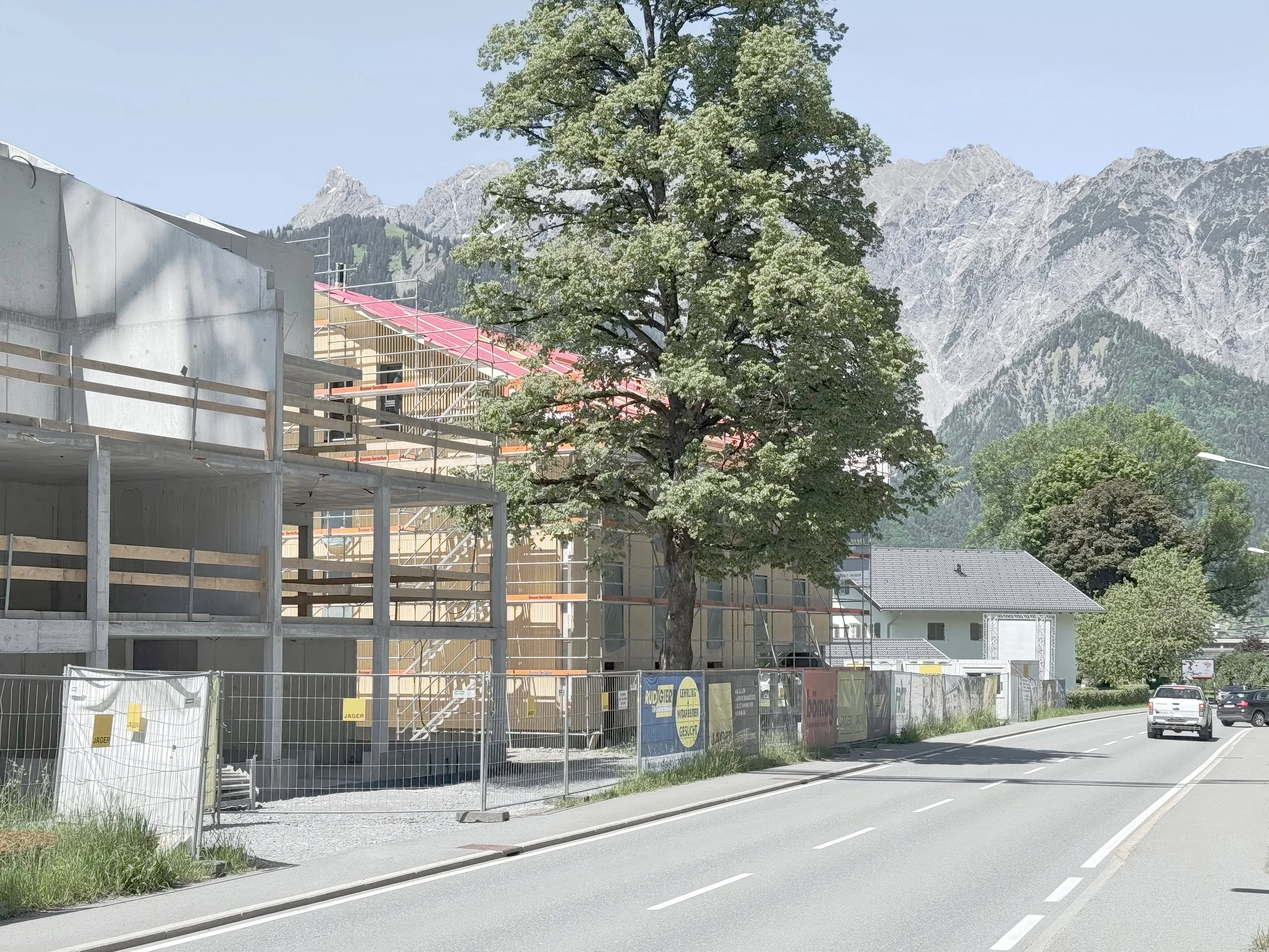 Illwerke Siedlung Schruns | Dichte Bebauung zur stark befahrenen Strasse | Baustelle Mai 2025