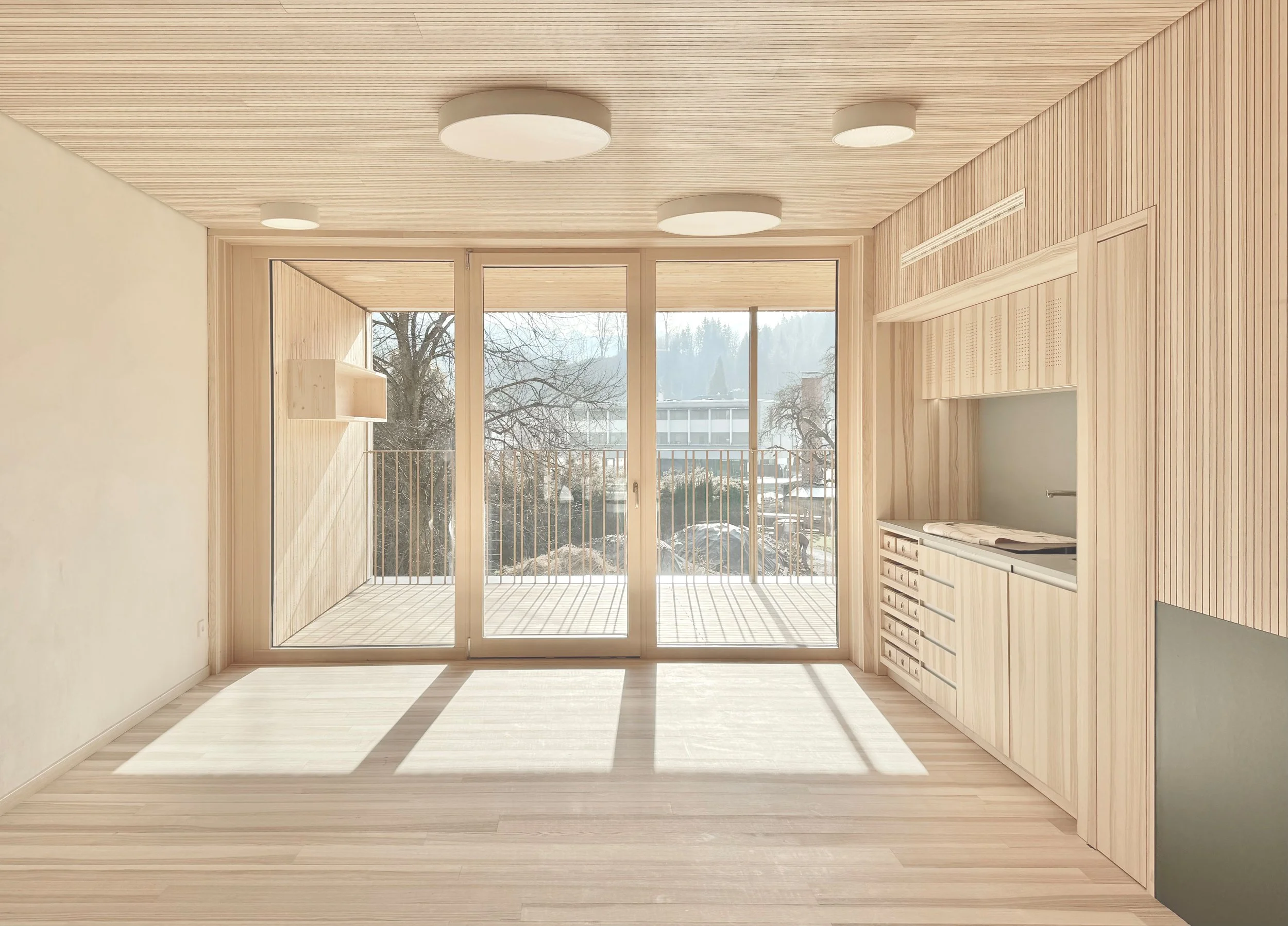 Kinderhaus Rankweil Markt | Gruppenraum Innen | Massivholz und Lehmwände schaffen ein gesundes und natürliches Raumklima