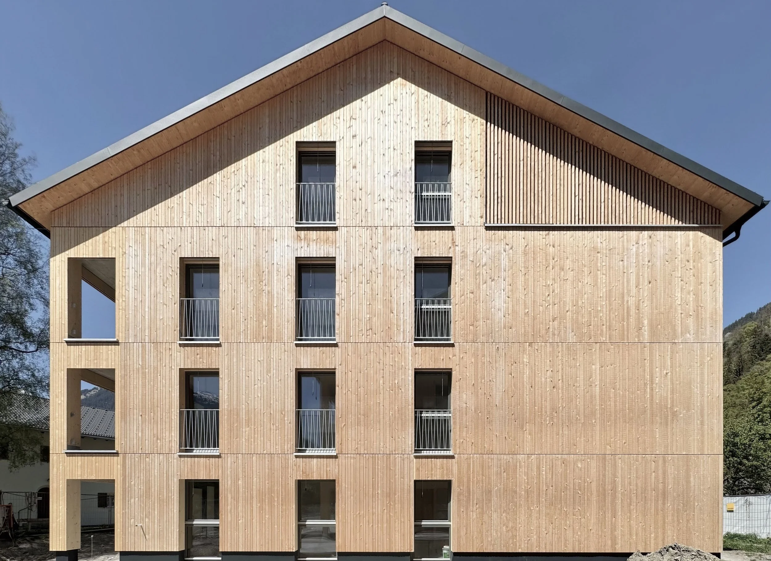 Illwerke Siedlung Schruns | Fassade und Dach als Holzelementbau | Baustelle April 2026