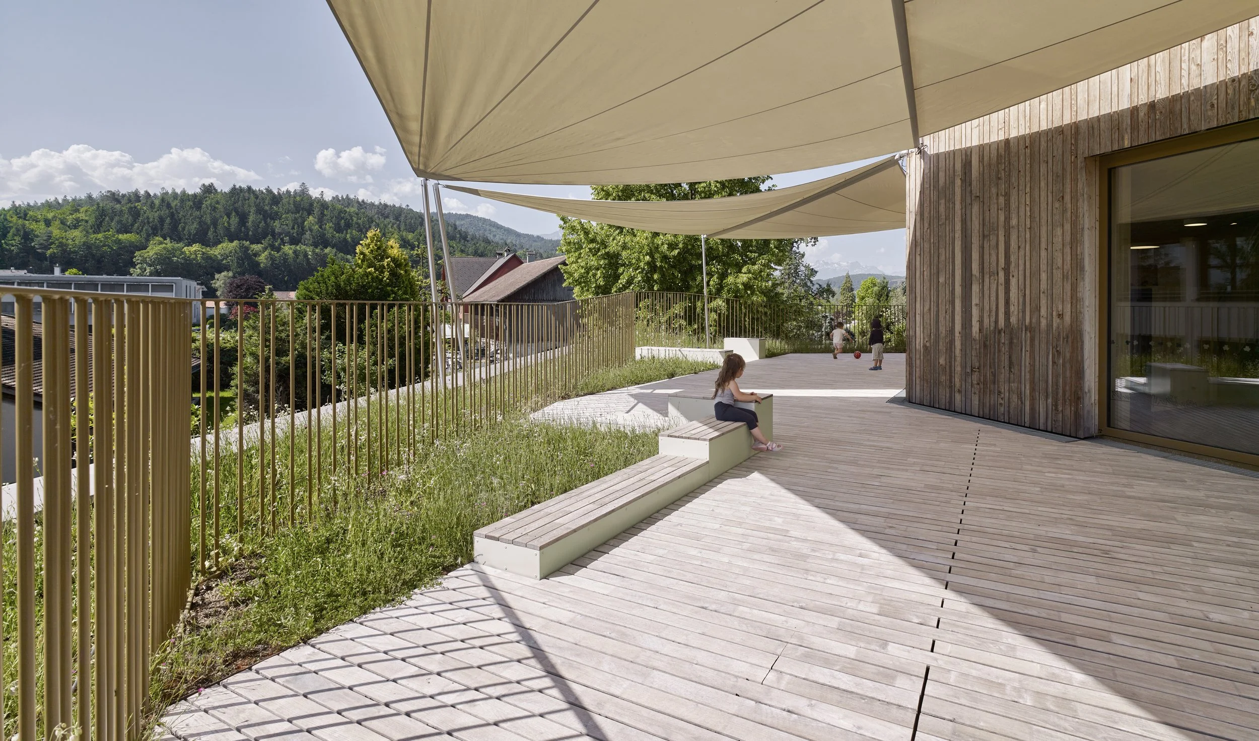Kinderhaus Rankweil Markt | Begrünte und beschattete Spielterrasse im 1. Obergeschoß | Foto Marc Lins