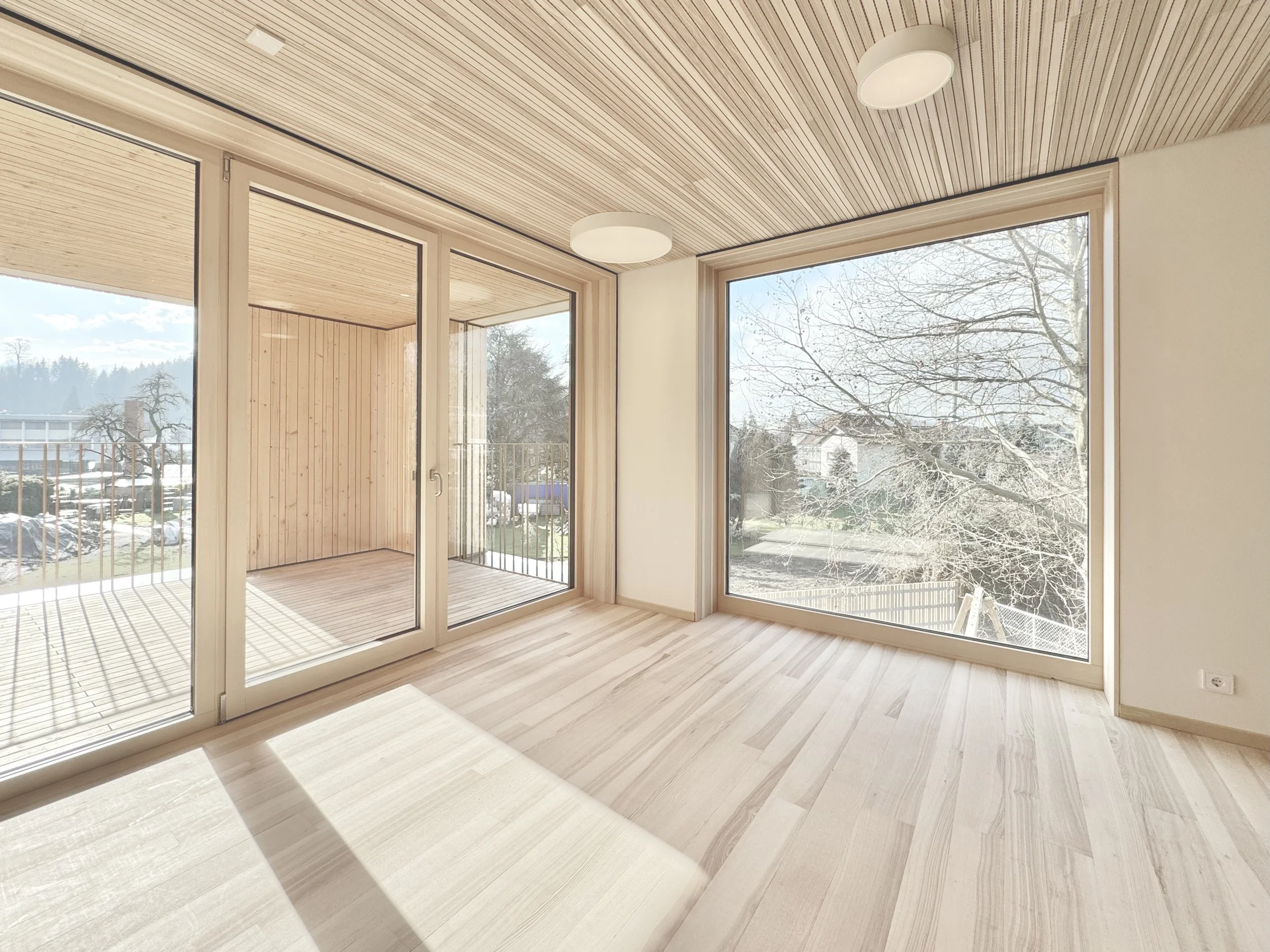 Kinderhaus Rankweil Markt | Gruppenraum Aussen | Massivholz und Lehmwände schaffen ein gesundes und natürliches Raumklima | Jeweils 2 Gruppenräume mit gemeinsamer Spielloggia